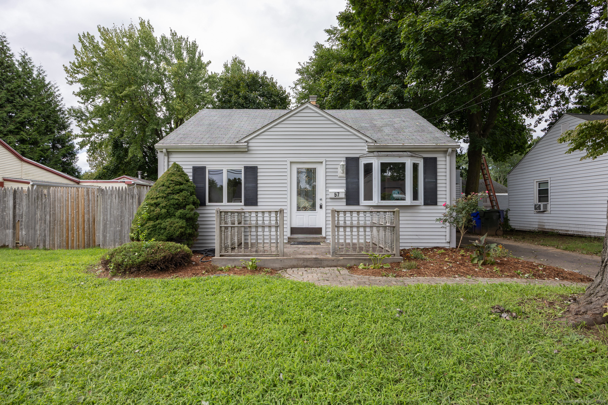 Photo 3 of 20 of 57 Naubuc Avenue house