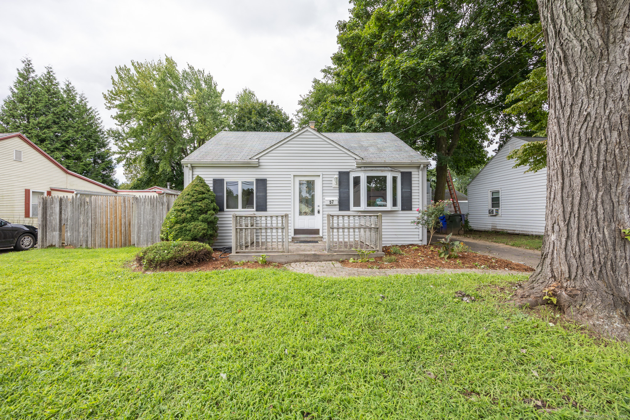 Photo 4 of 20 of 57 Naubuc Avenue house