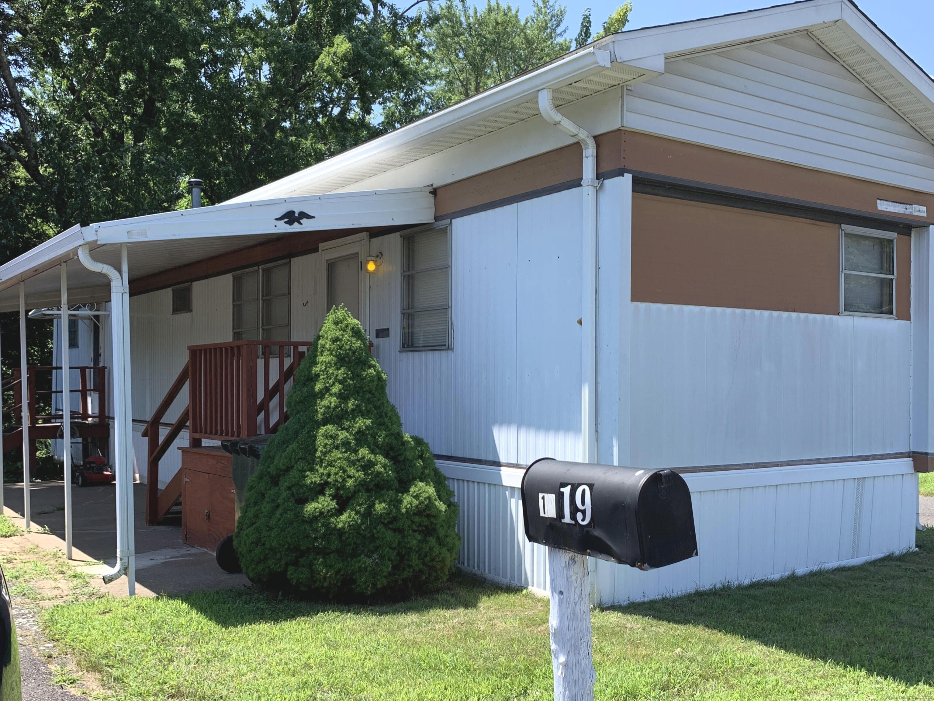 Photo 2 of 11 of 19 Rivermead Boulevard mobile home