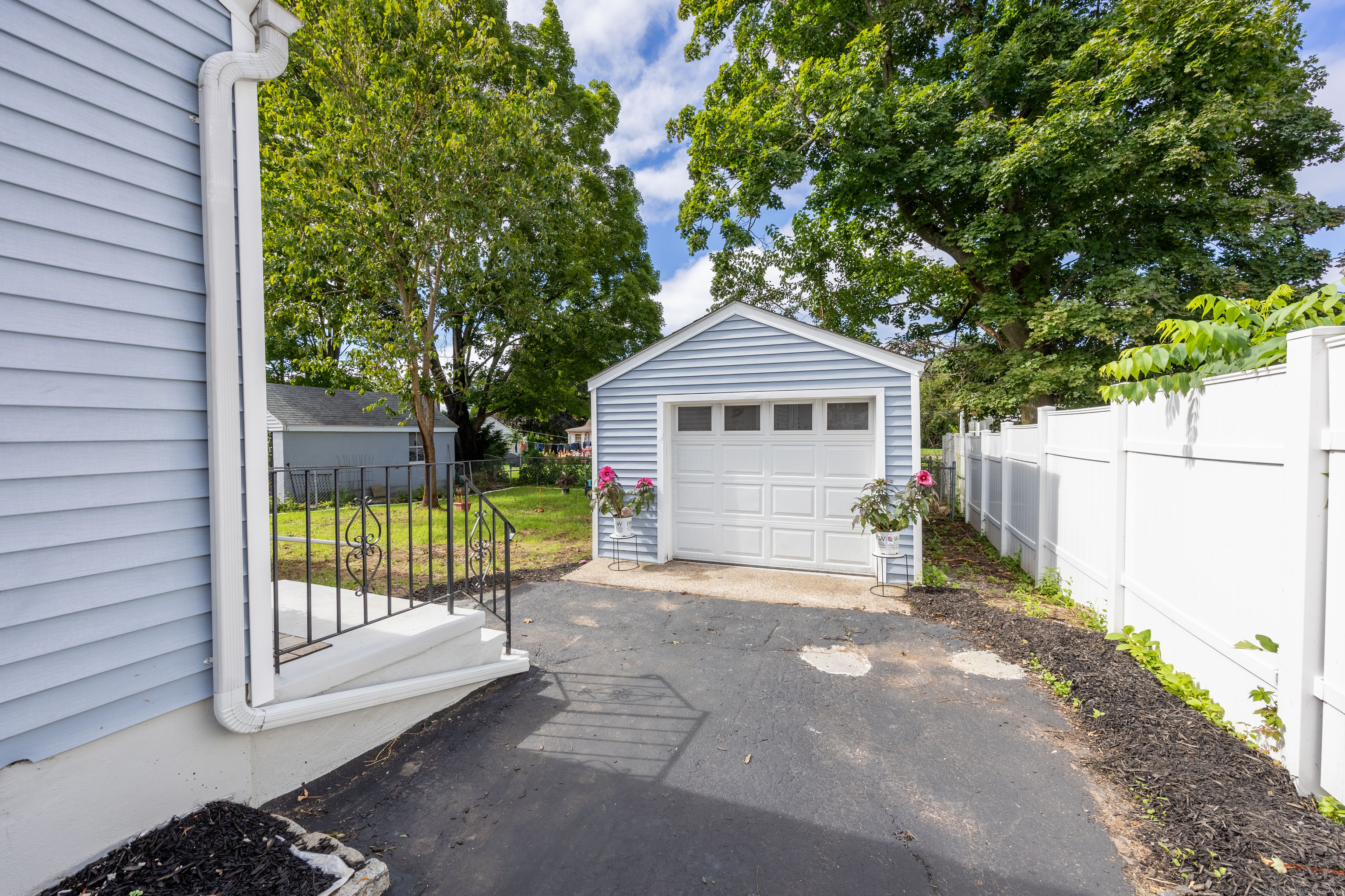 Photo 3 of 18 of 108 Saltonstall Parkway house