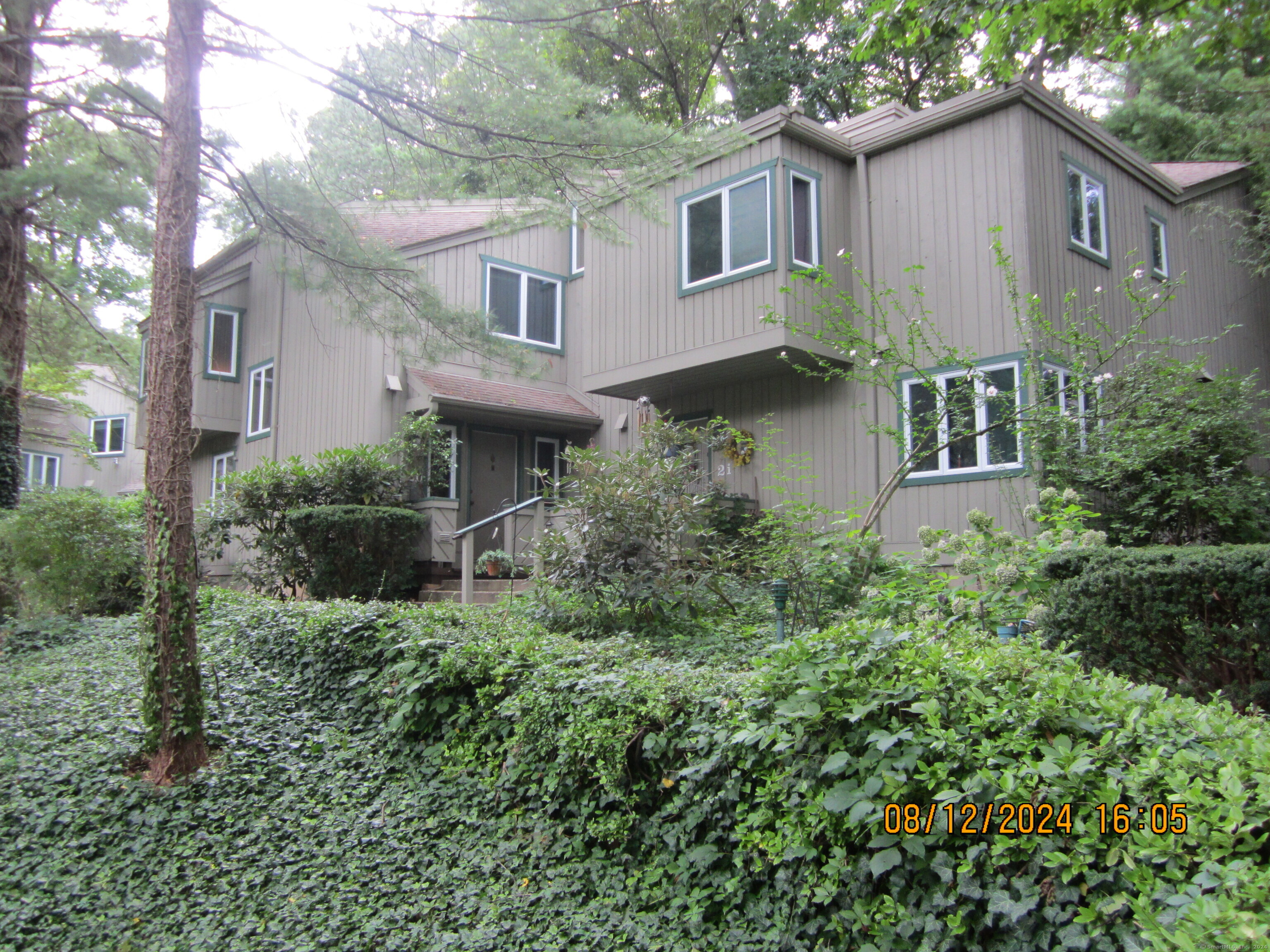 Photo 3 of 30 of 2 Talcott Glen H townhome