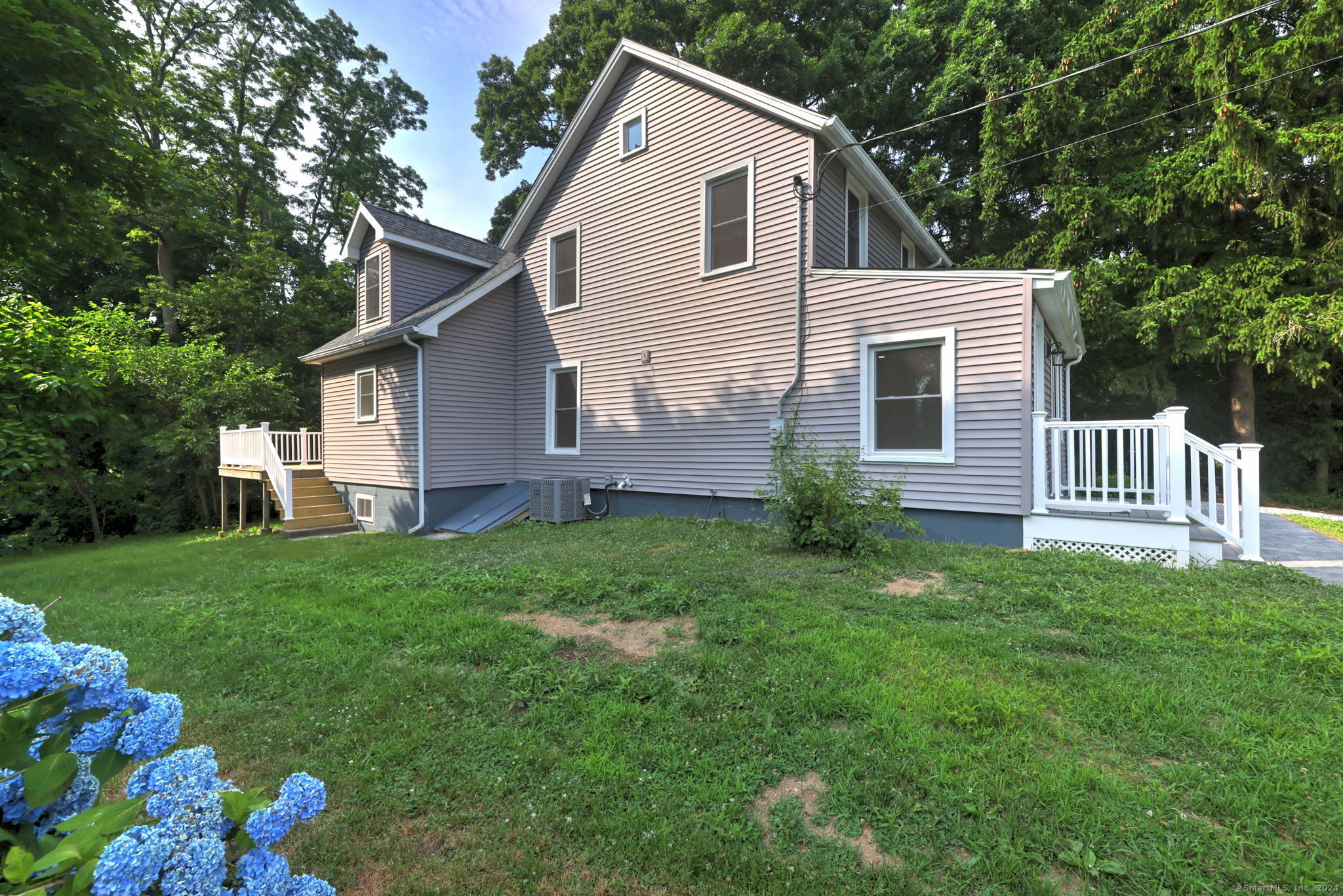 Photo 3 of 40 of 964 Naugatuck Avenue house