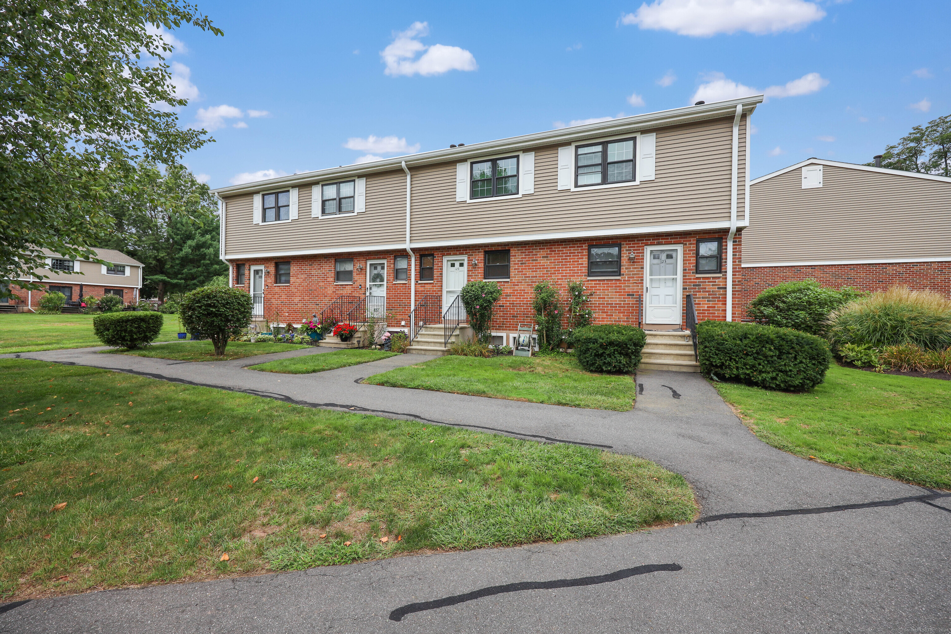 Photo 1 of 17 of 127 Hampton Court townhome