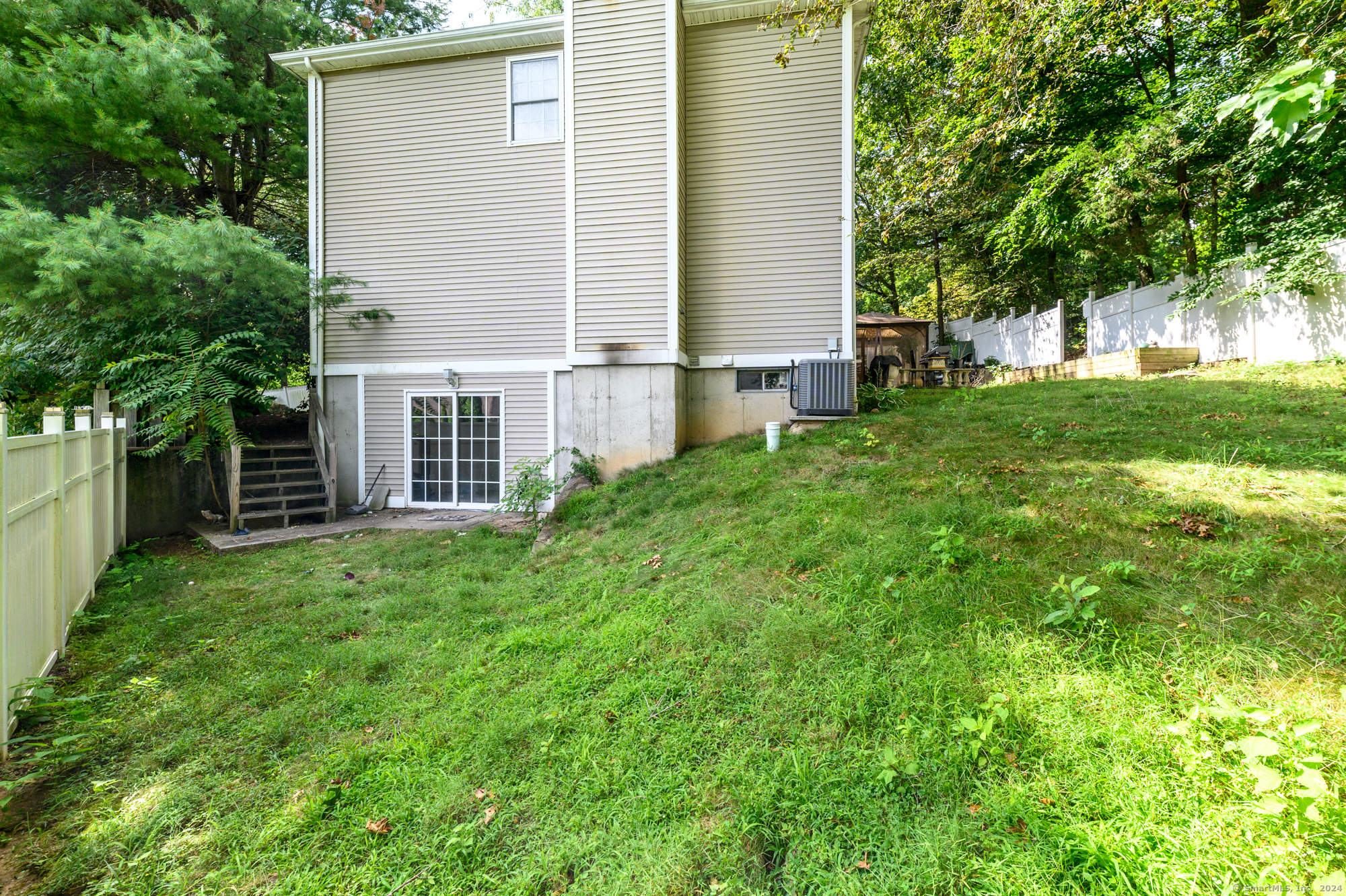 Photo 11 of 14 of 190 New Canaan Avenue house