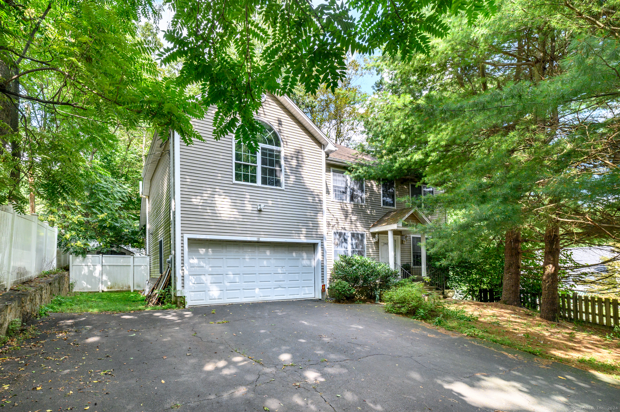 Photo 2 of 14 of 190 New Canaan Avenue house