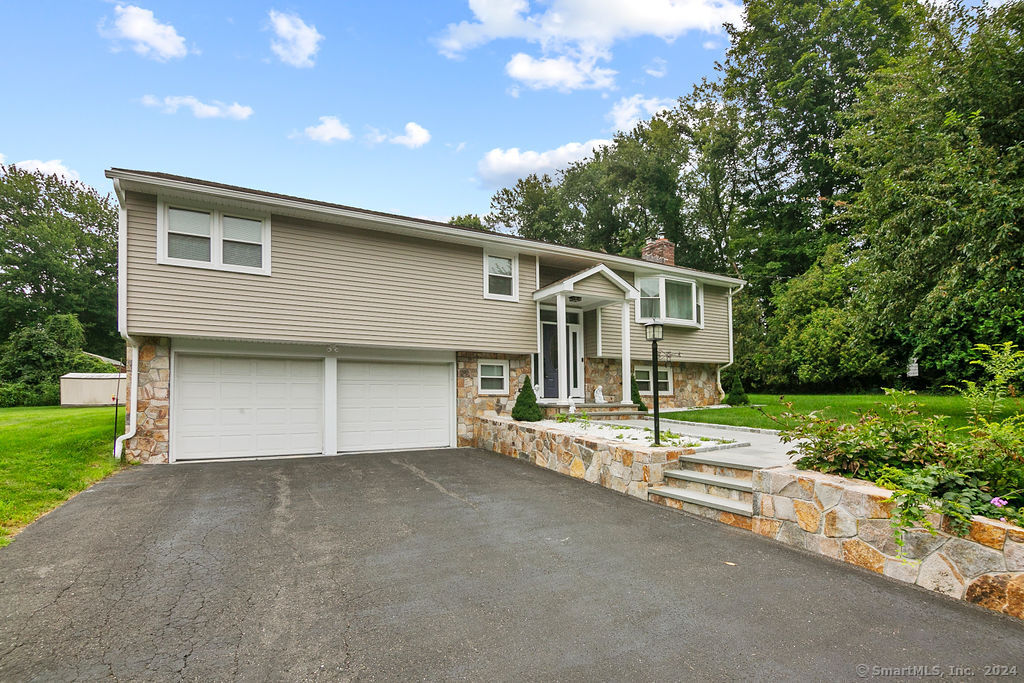 Photo 3 of 37 of 9 North Meadowridge Drive house