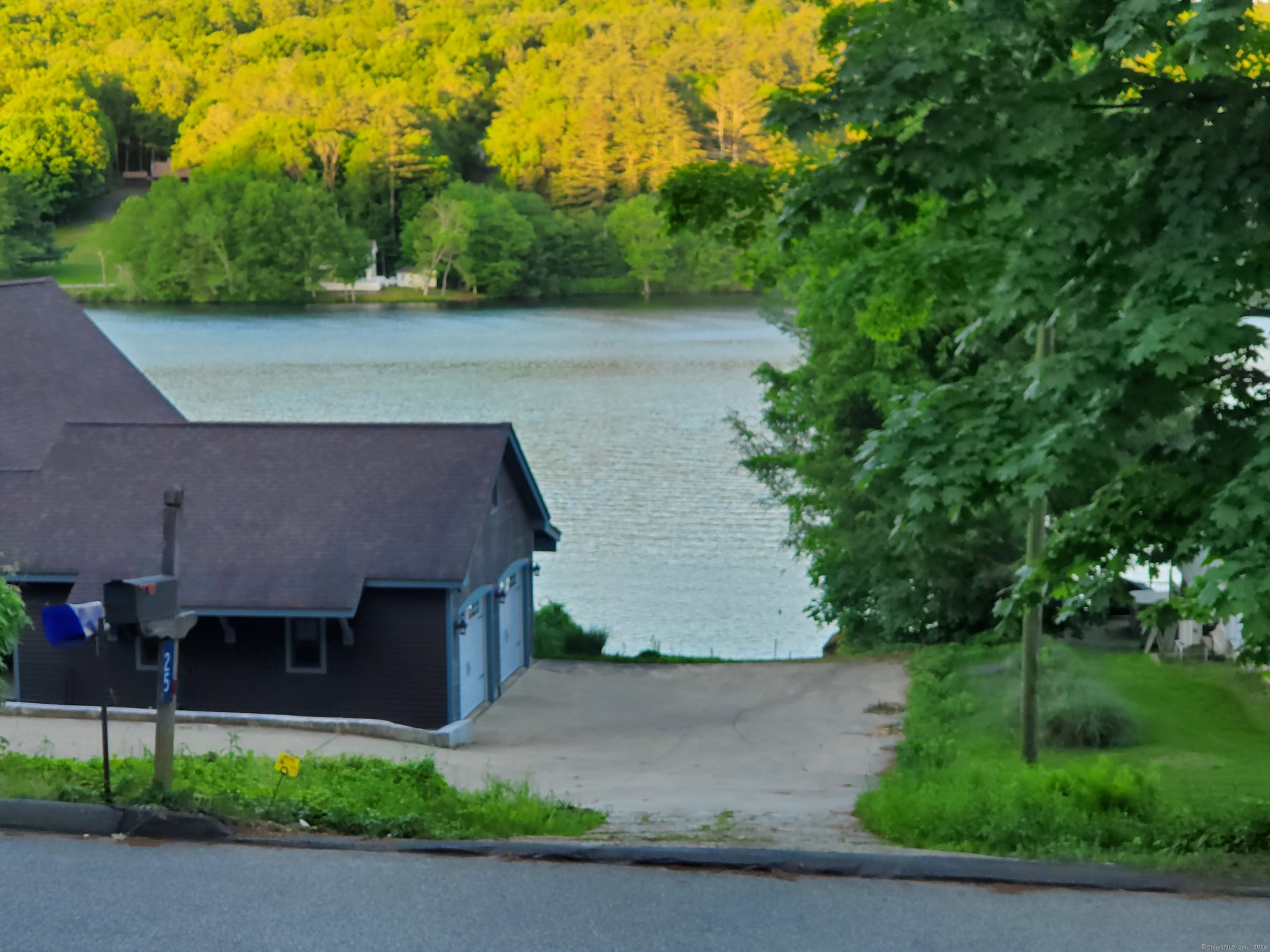 Photo 3 of 27 of 24 Lake Shore Boulevard house