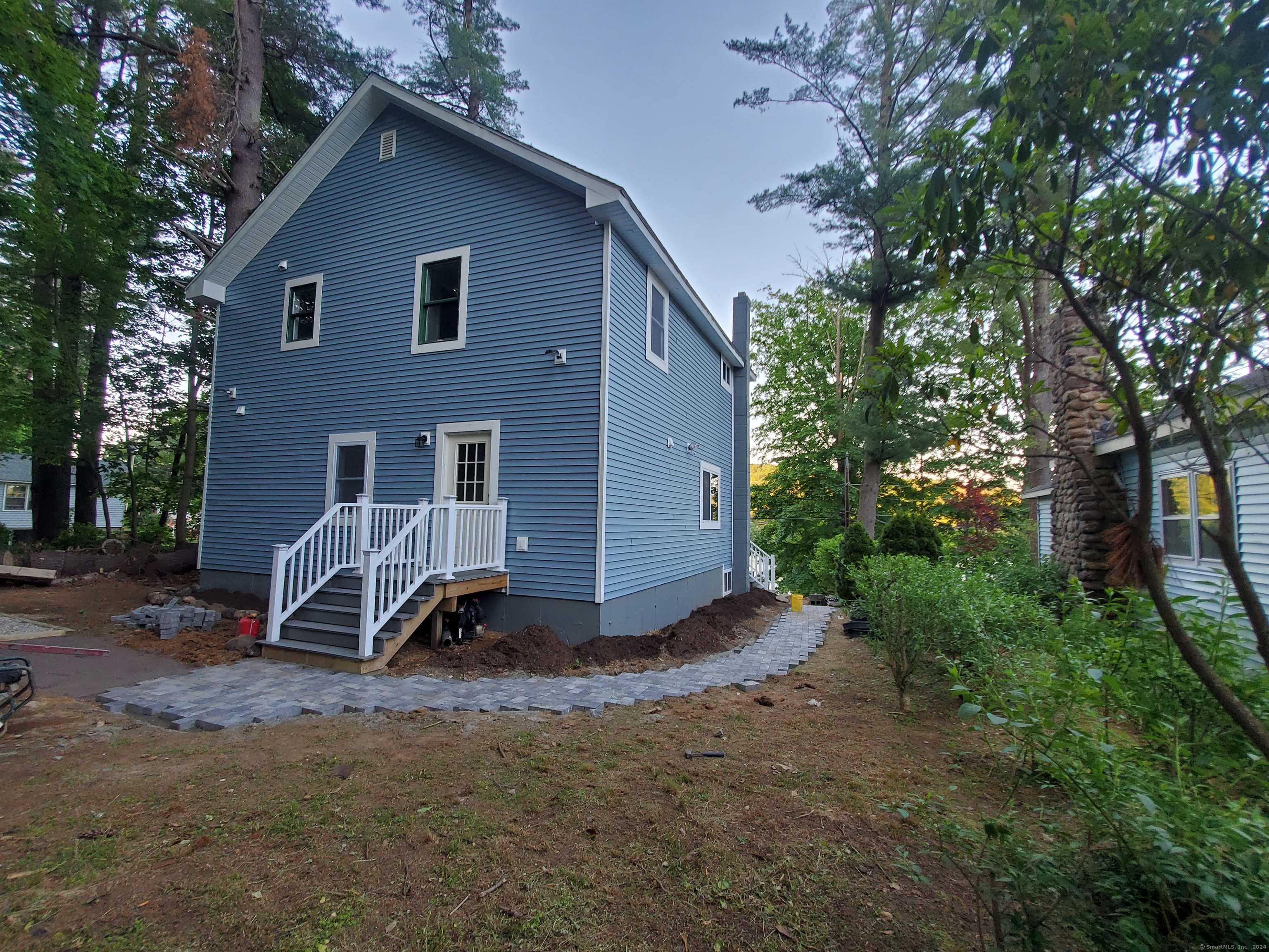 Photo 4 of 27 of 24 Lake Shore Boulevard house