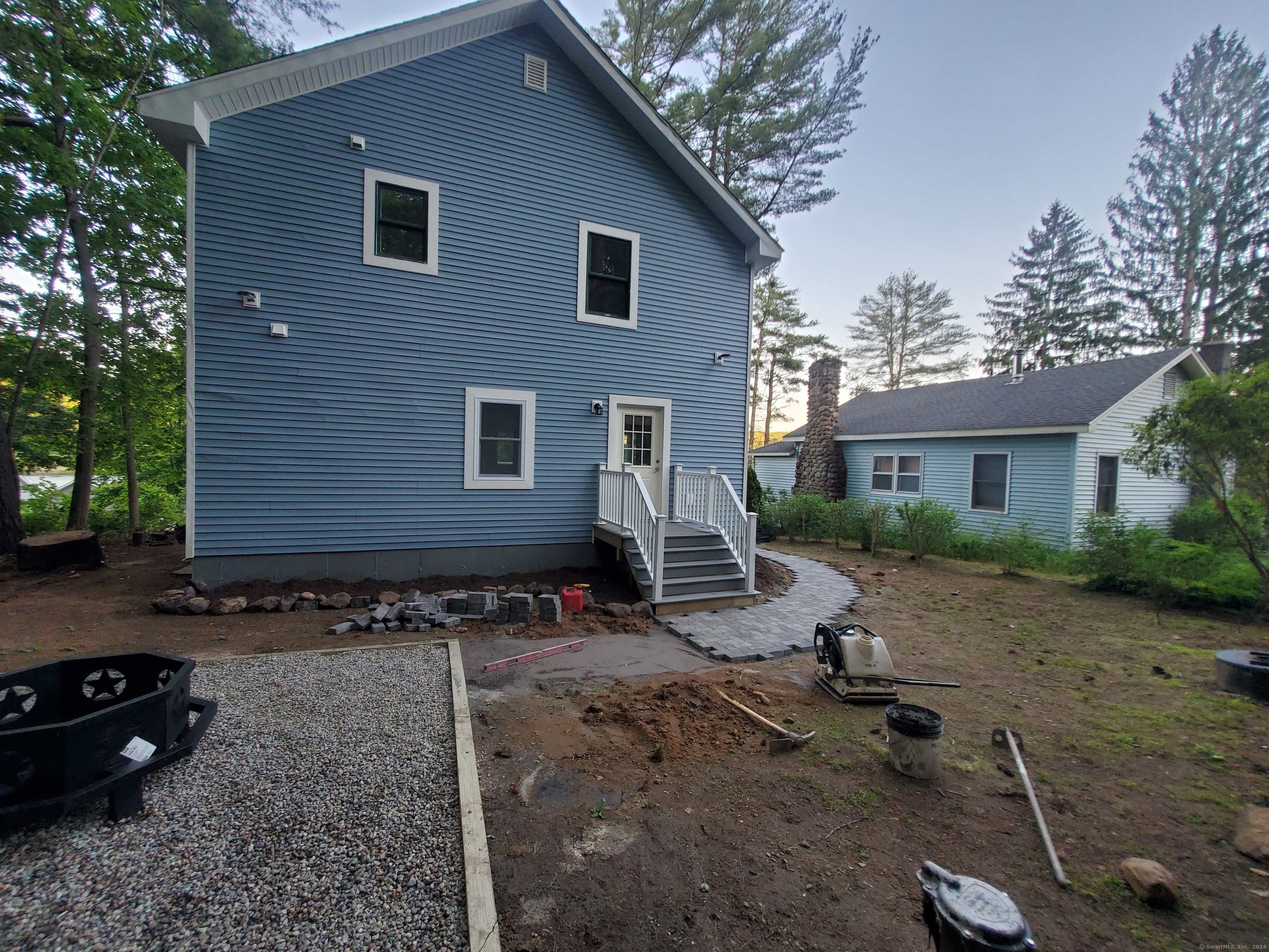 Photo 5 of 27 of 24 Lake Shore Boulevard house