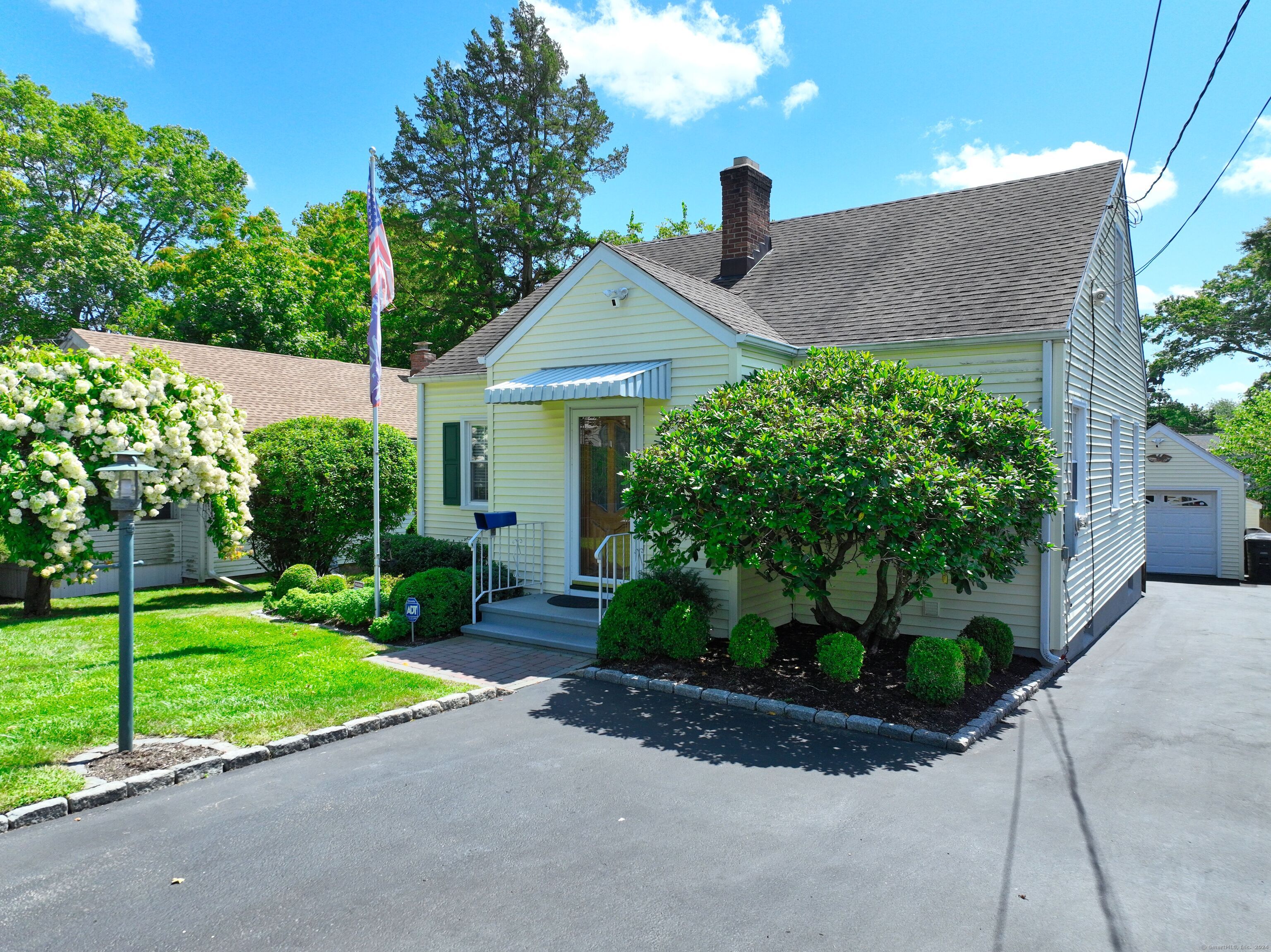 Photo 2 of 37 of 26 Knollwood Avenue house