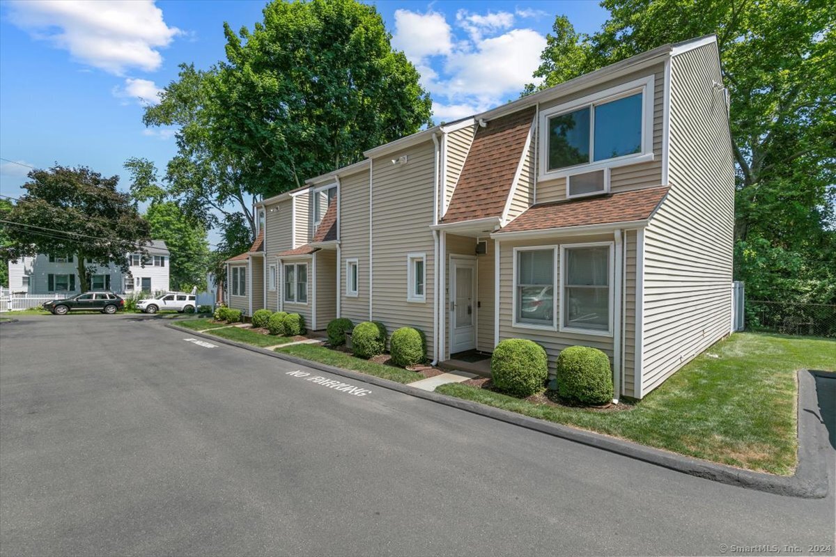 Photo 2 of 24 of 30 De Bera Lane #9 townhome