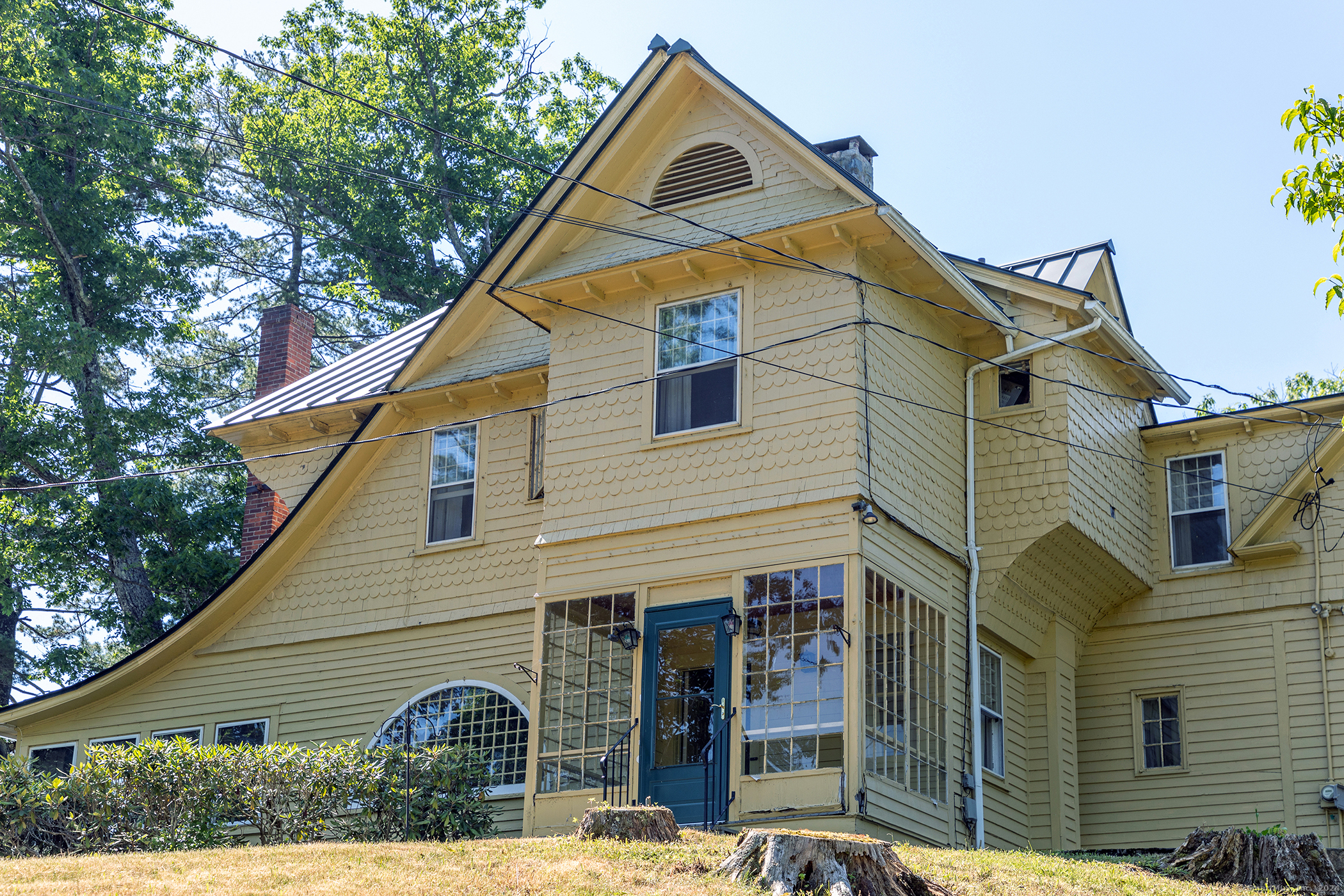 Photo 2 of 19 of 508 West Wakefield Boulevard house