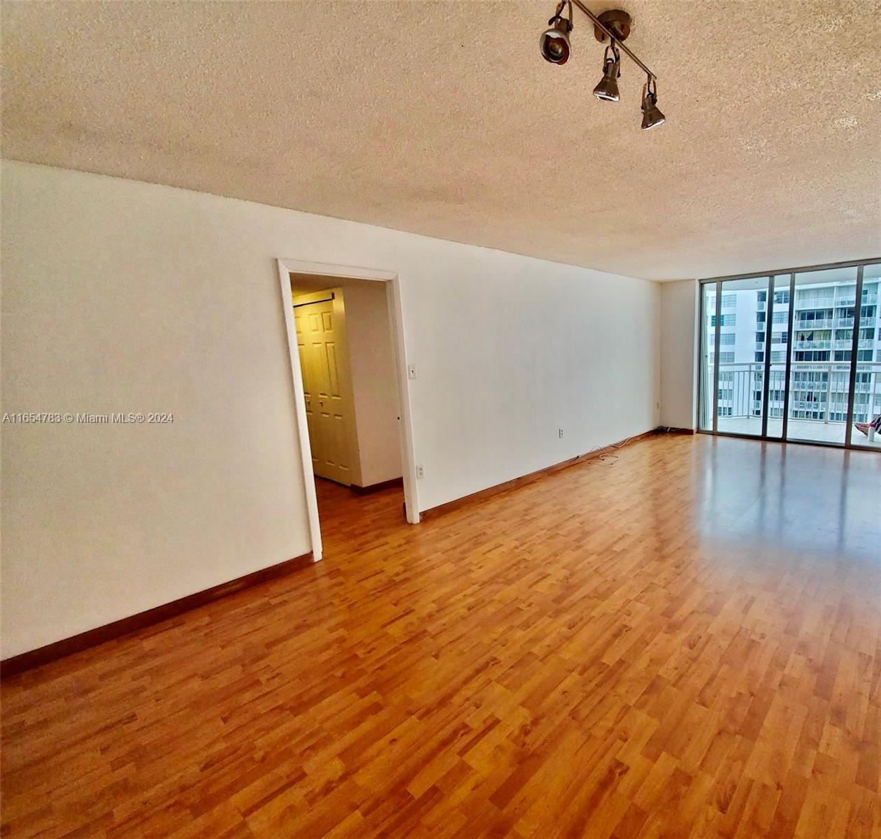 Photo 5 of 11 of 18041 Biscayne Blvd 1502 condo