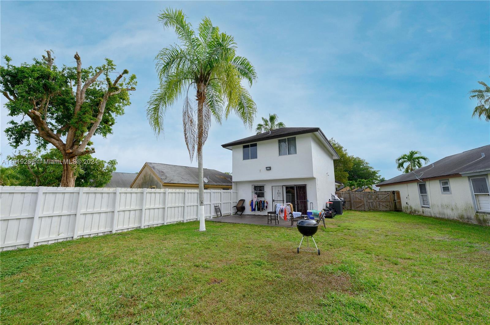 Photo 4 of 19 of 966 SW 8th Pl house