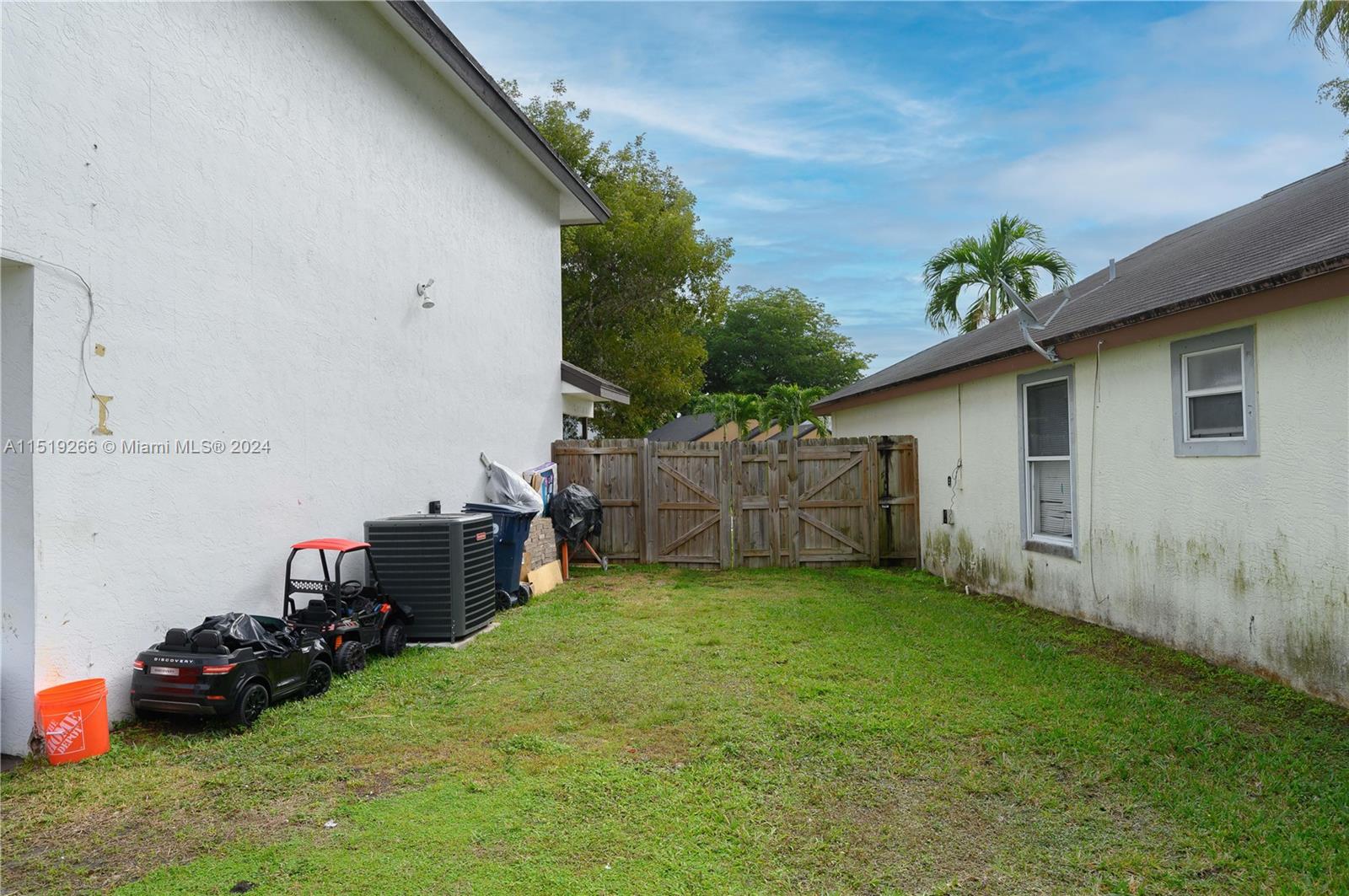 Photo 5 of 19 of 966 SW 8th Pl house