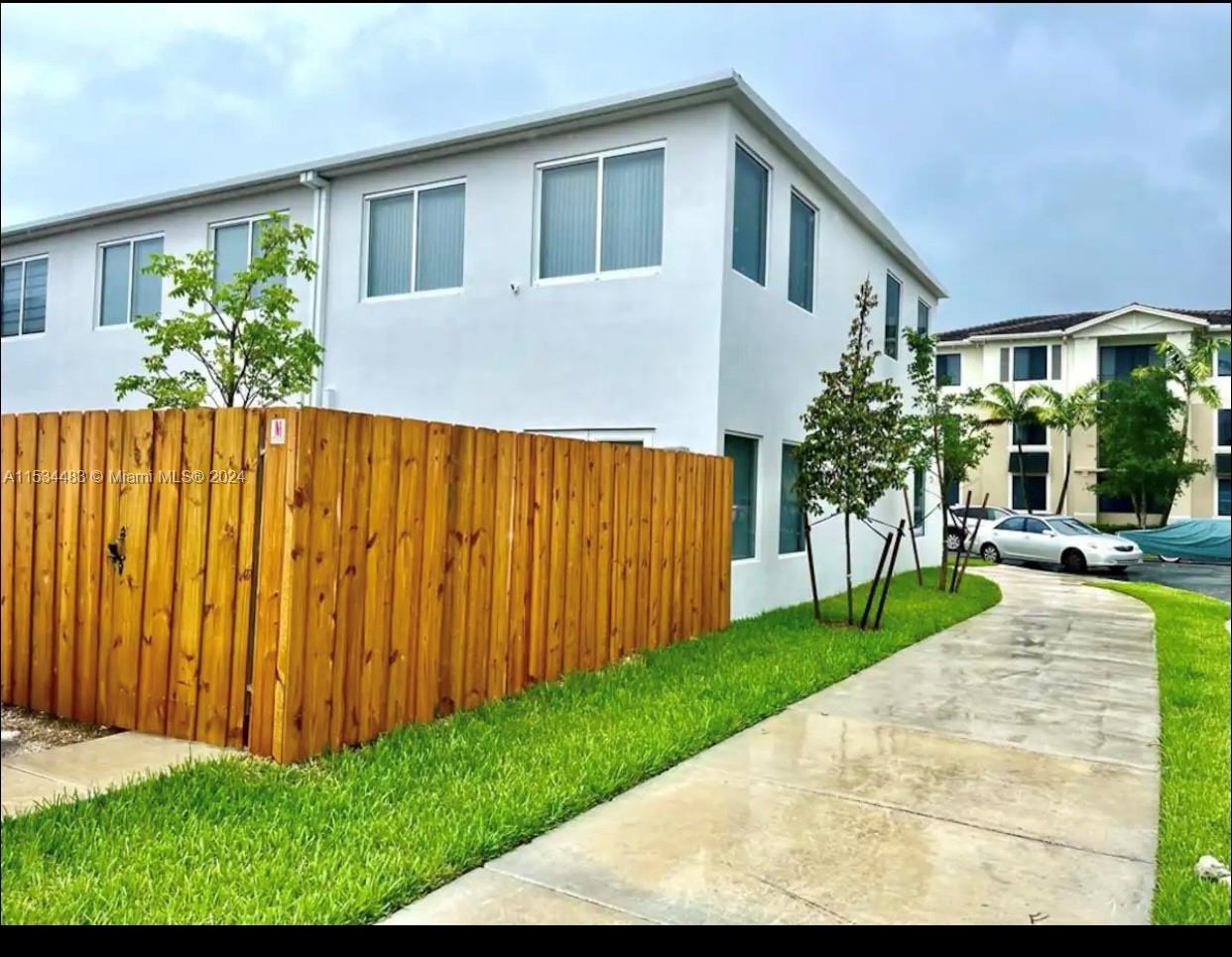 Photo 1 of 14 of 14350 SW 258th Ln 14350 townhome