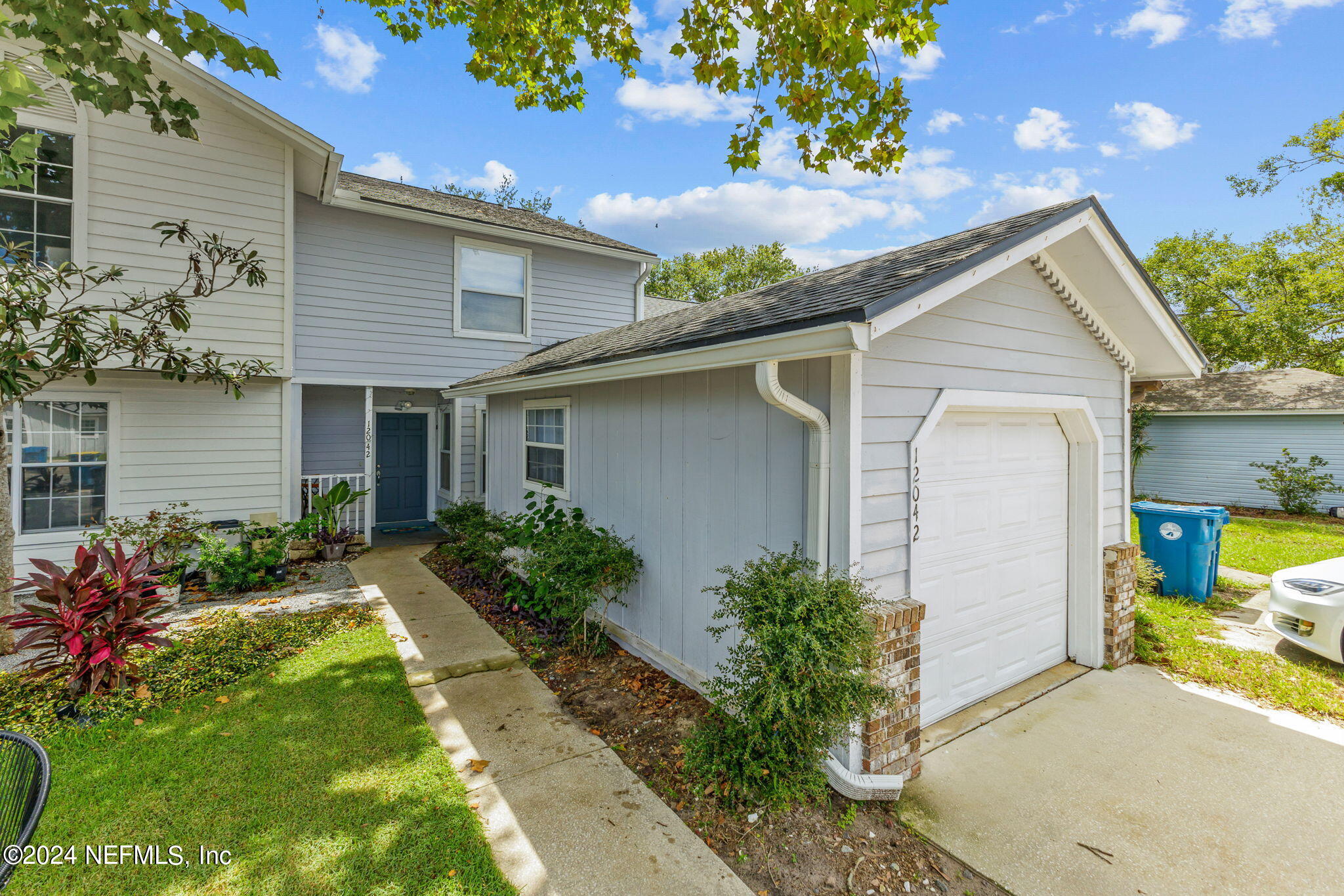 Photo 3 of 27 of 12042 COBBLEWOOD Lane N townhome