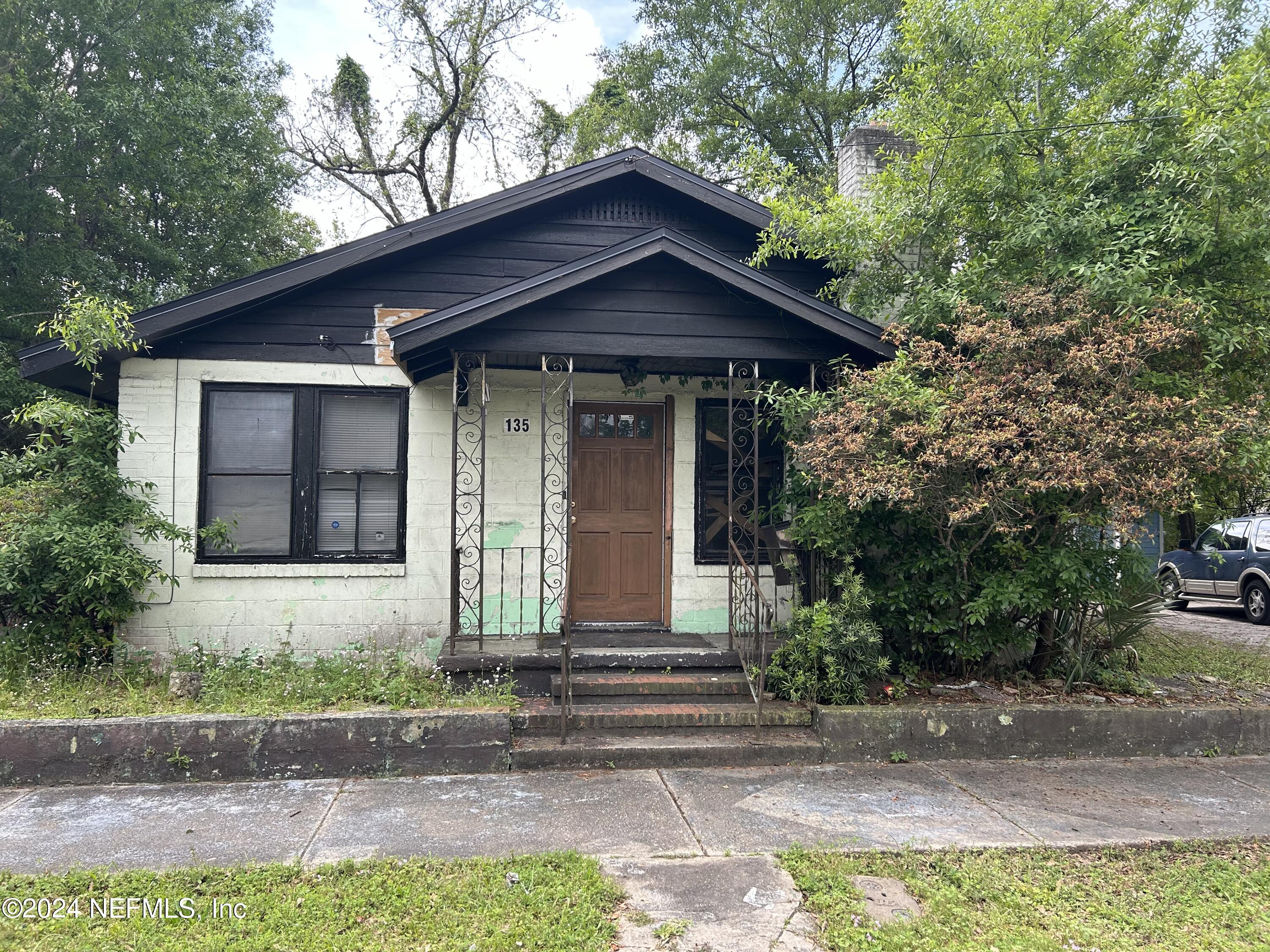 Photo 2 of 15 of 1350 W 19TH Street house