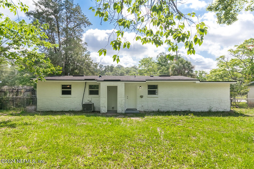 Photo 16 of 18 of 2422 HUGH EDWARDS Drive house