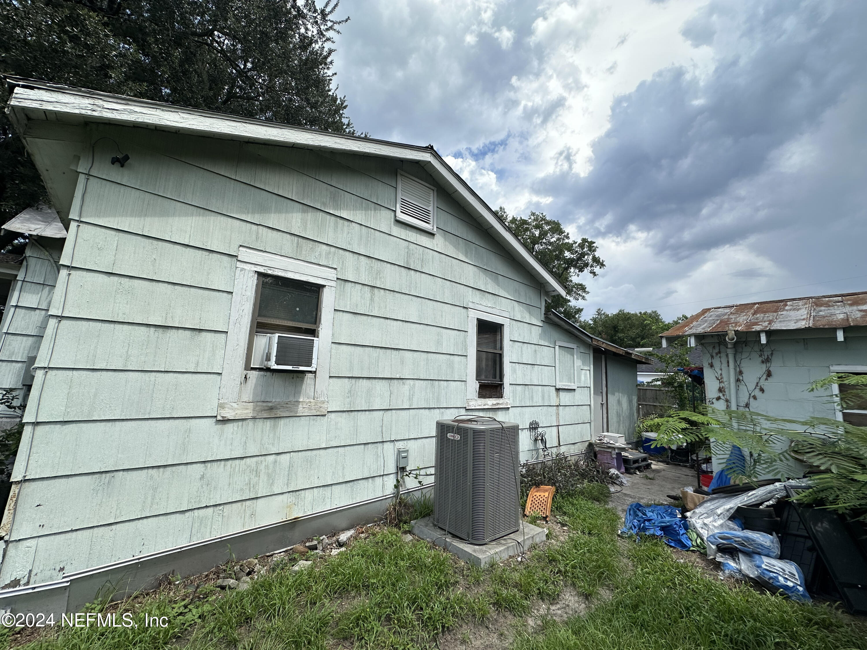 Photo 13 of 17 of 1208 E 27TH Street house