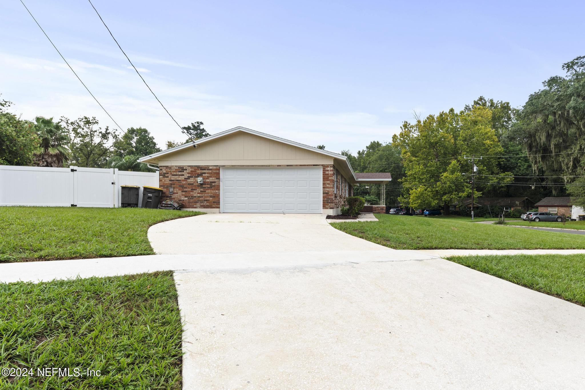 Photo 3 of 25 of 1185 KNOLL Drive S house