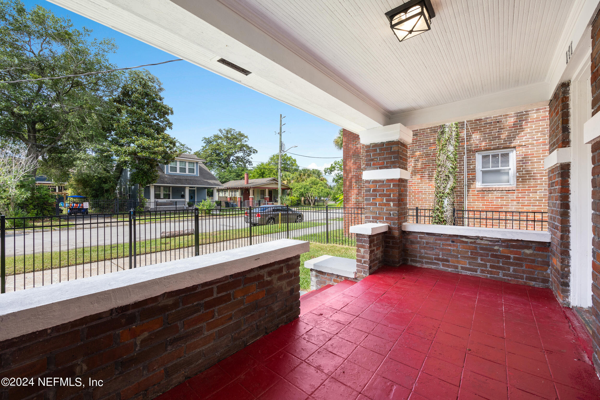 Photo 2 of 15 of 131 COTTAGE Avenue house