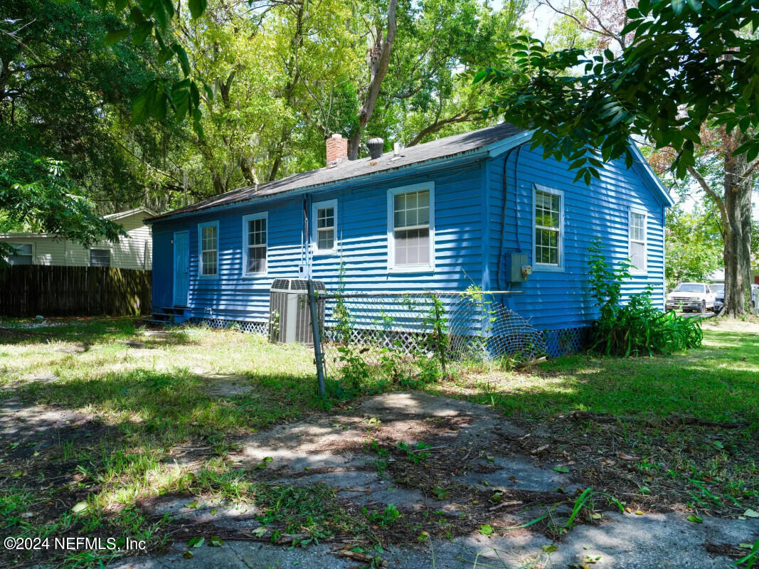 Photo 4 of 18 of 3504 FERN Street house