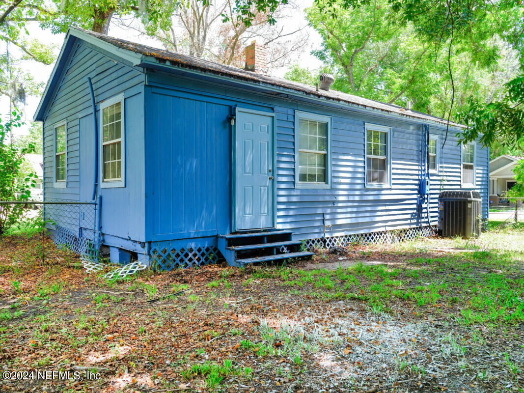 Photo 5 of 18 of 3504 FERN Street house