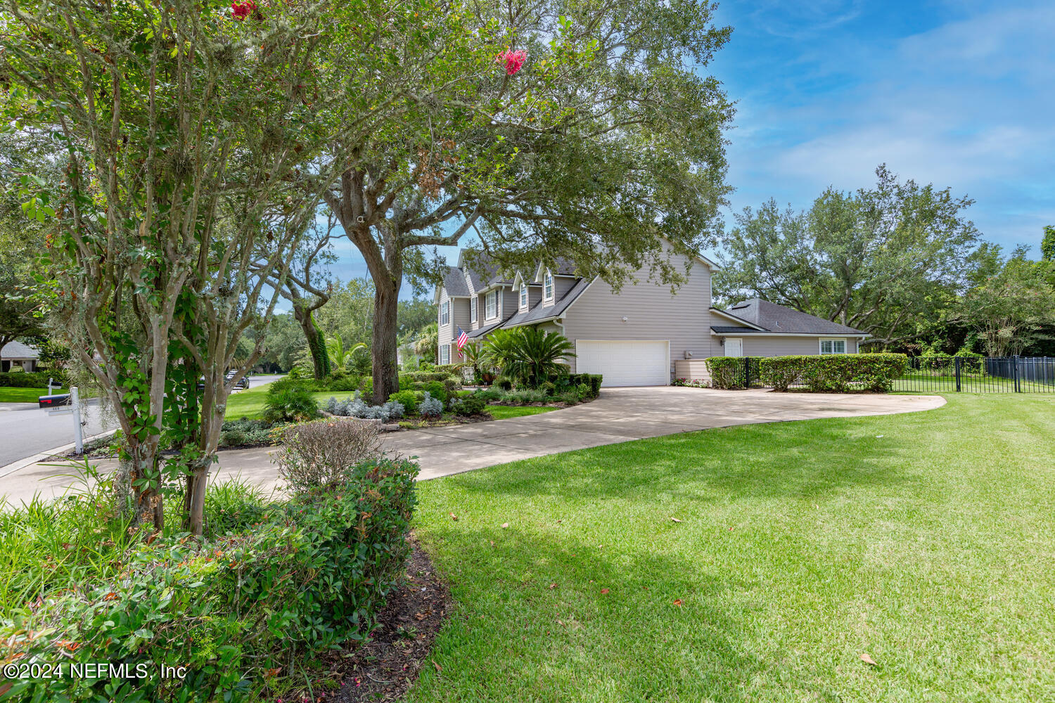 Photo 3 of 63 of 688 SANDRINGHAM Drive house