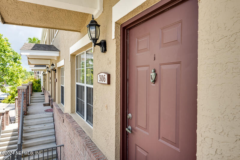 Photo 2 of 40 of 306 E ASHLEY Street townhome