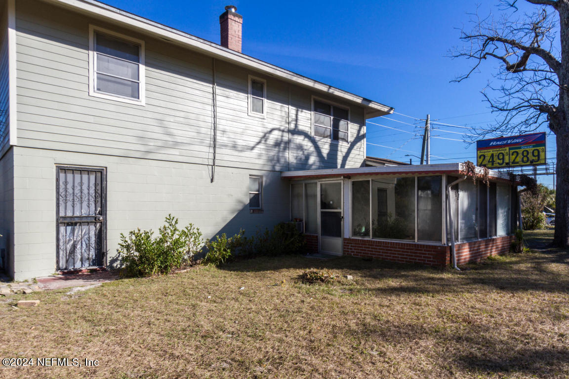 Photo 18 of 19 of 1074 GOLFAIR Boulevard house