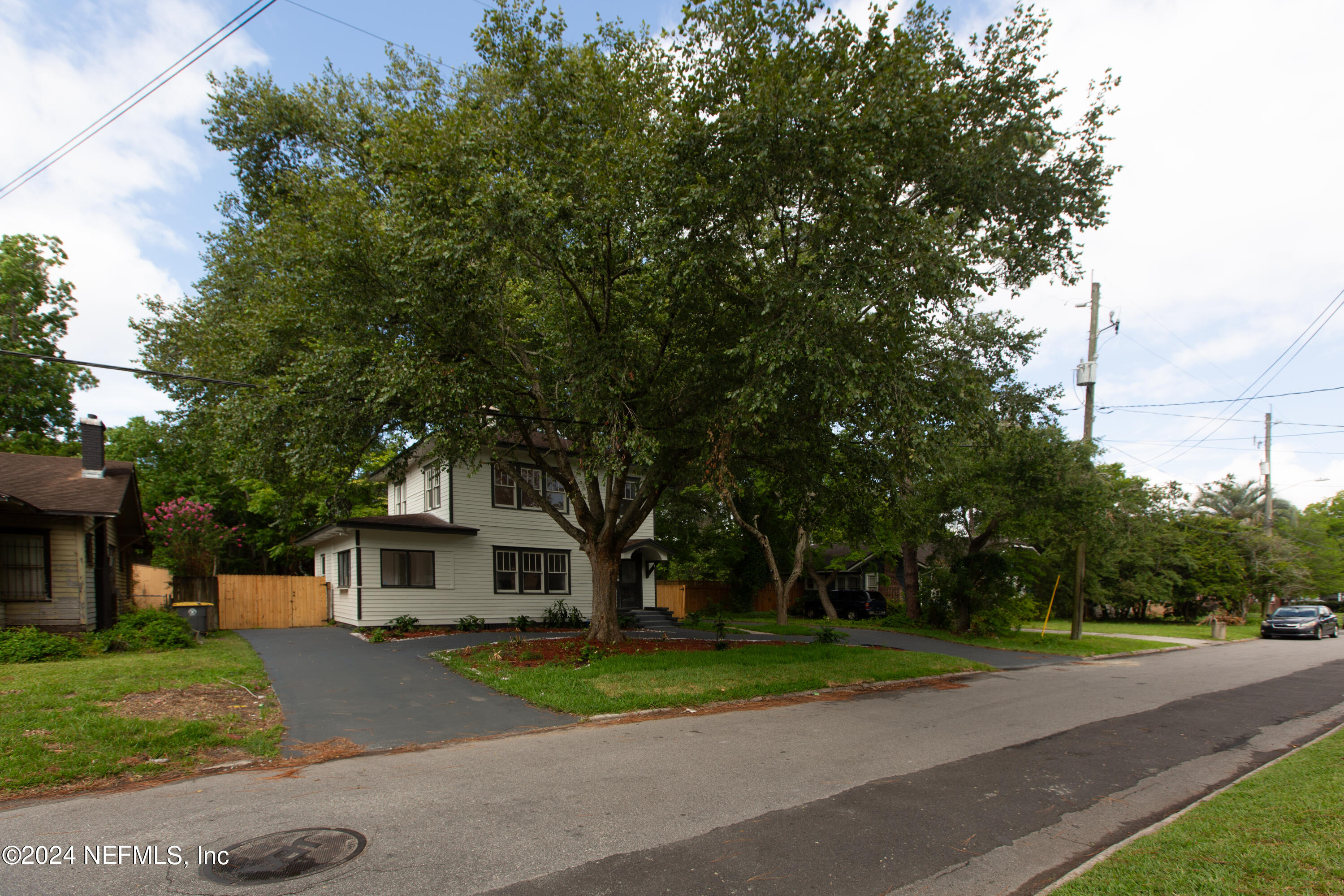 Photo 41 of 46 of 1048 INGLESIDE Avenue house