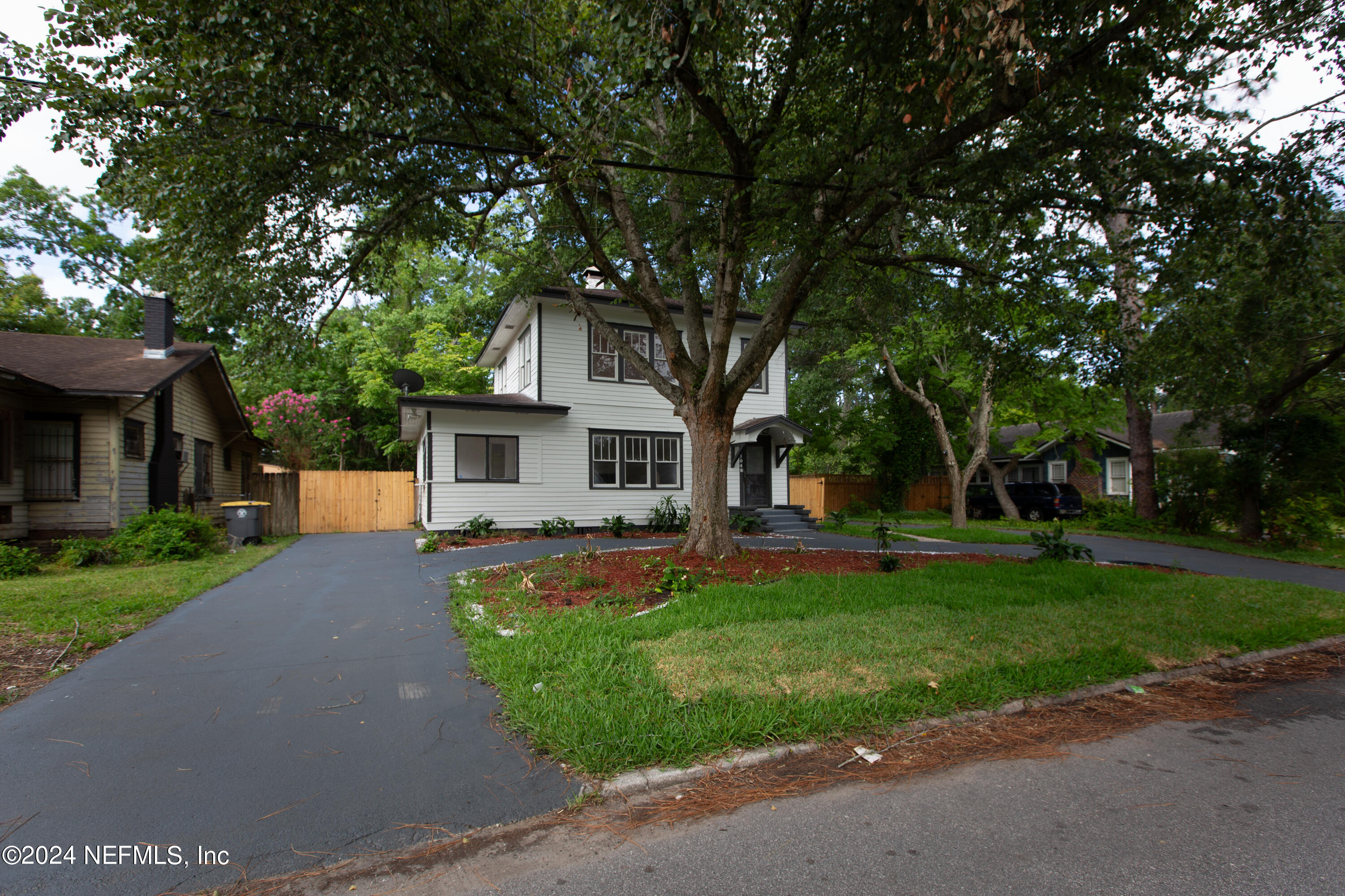 Photo 42 of 46 of 1048 INGLESIDE Avenue house