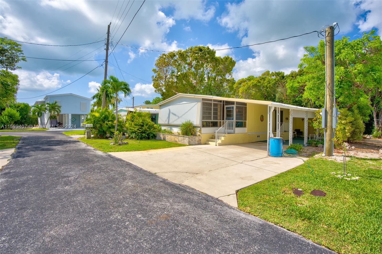 Photo 5 of 38 of 930 S Silver Cir mobile home