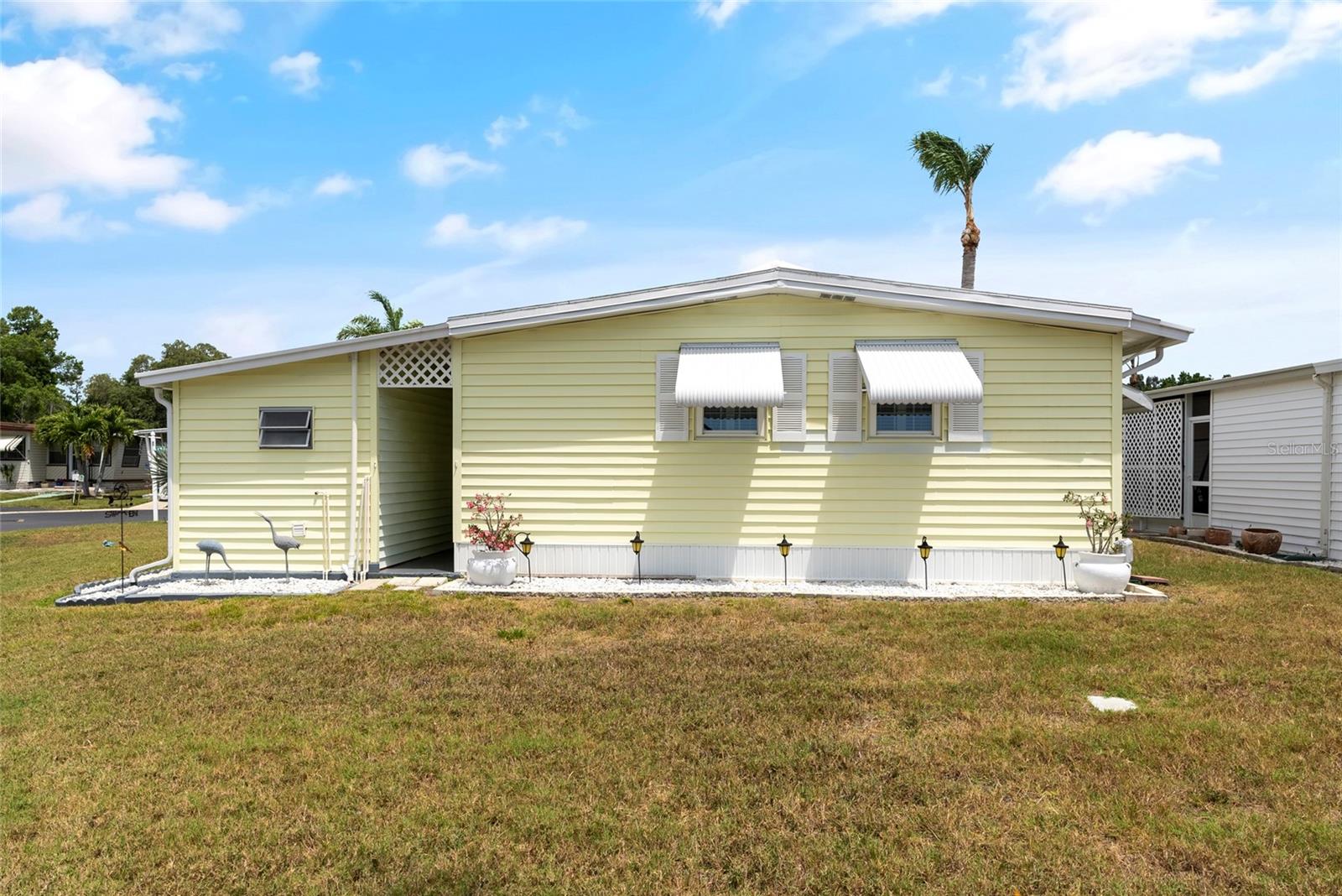 Photo 6 of 26 of 10372 N LAKE DRIVE mobile home