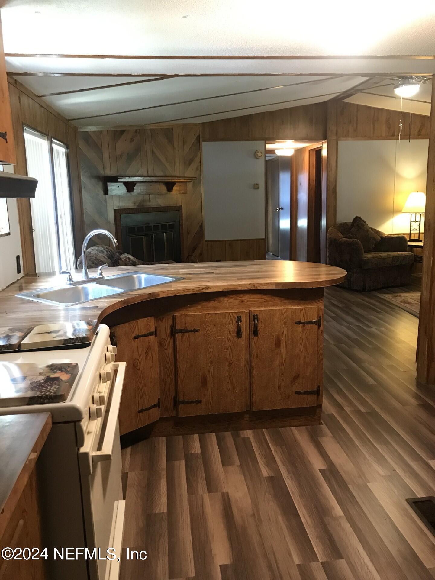 Photo 8 of 26 of 121 ROWLAND Avenue mobile home