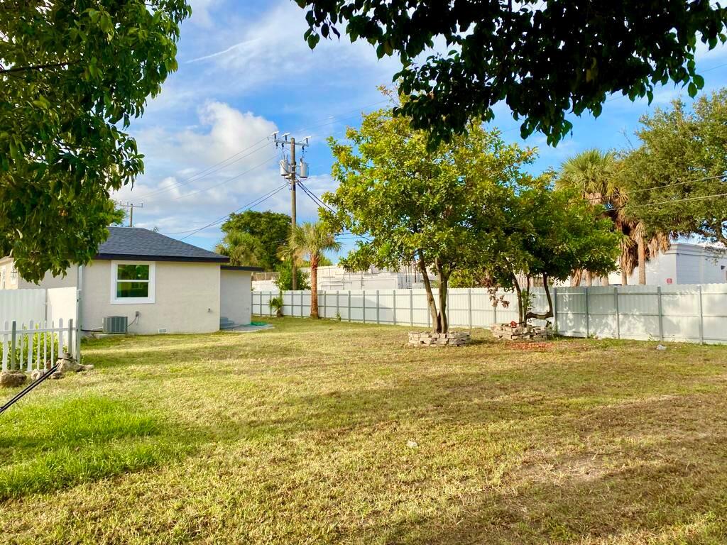 Photo 11 of 13 of 3838 Riedel Avenue house