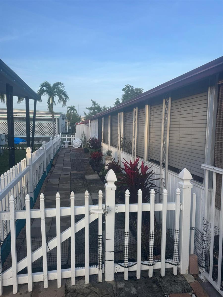 Photo 3 of 18 of 115 N Lone Pine Dr Hallandale mobile home
