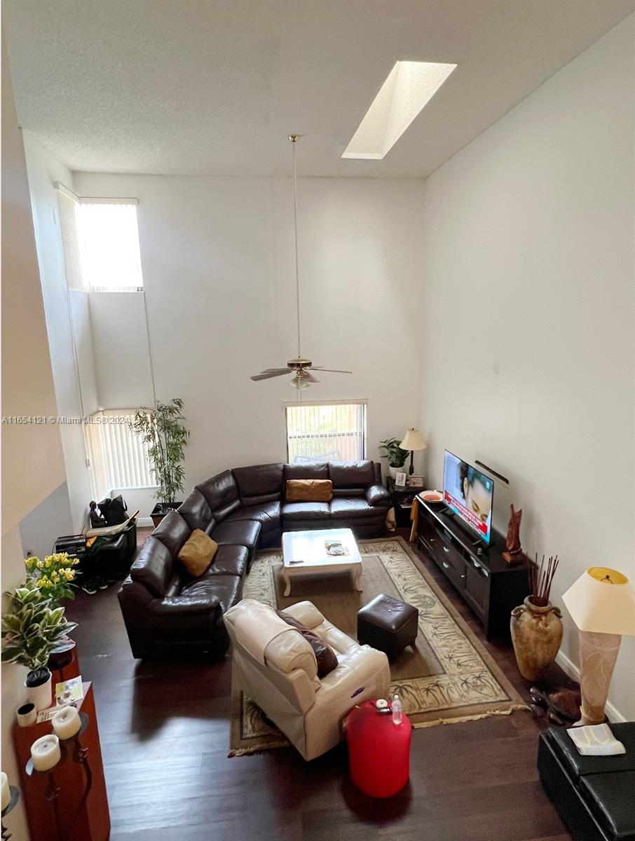 Photo 4 of 18 of listing 85402d93-e3e9-41c5-973d-63ad6c9dbe71 townhome