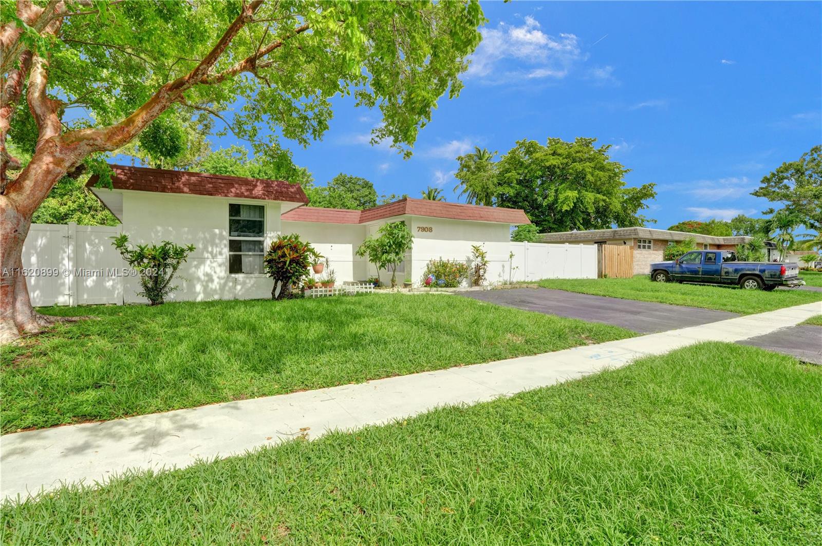 Photo 4 of 40 of 7908 NW 70th Ave house