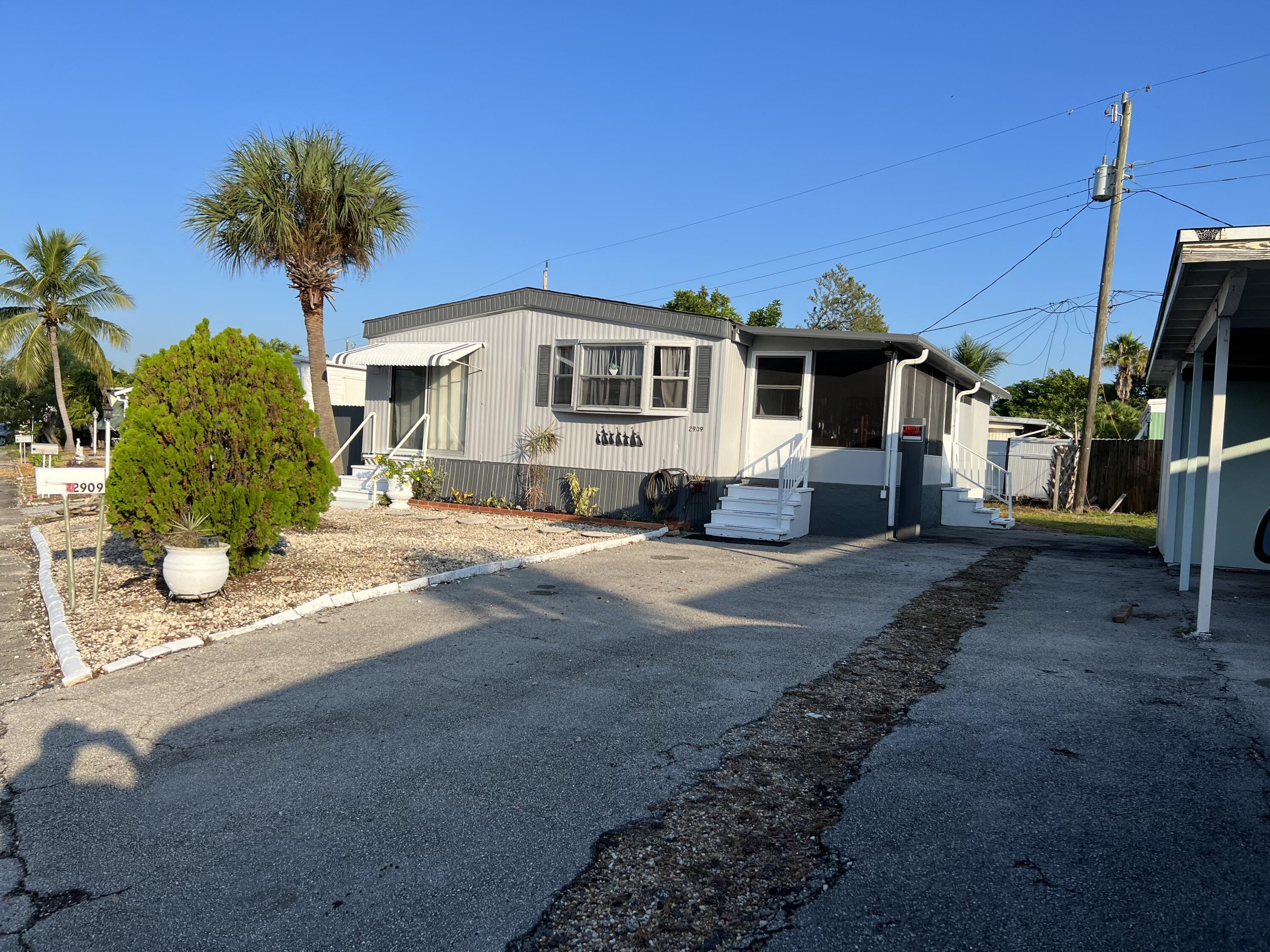 Photo 2 of 20 of 2909 Plumosa Lane mobile home