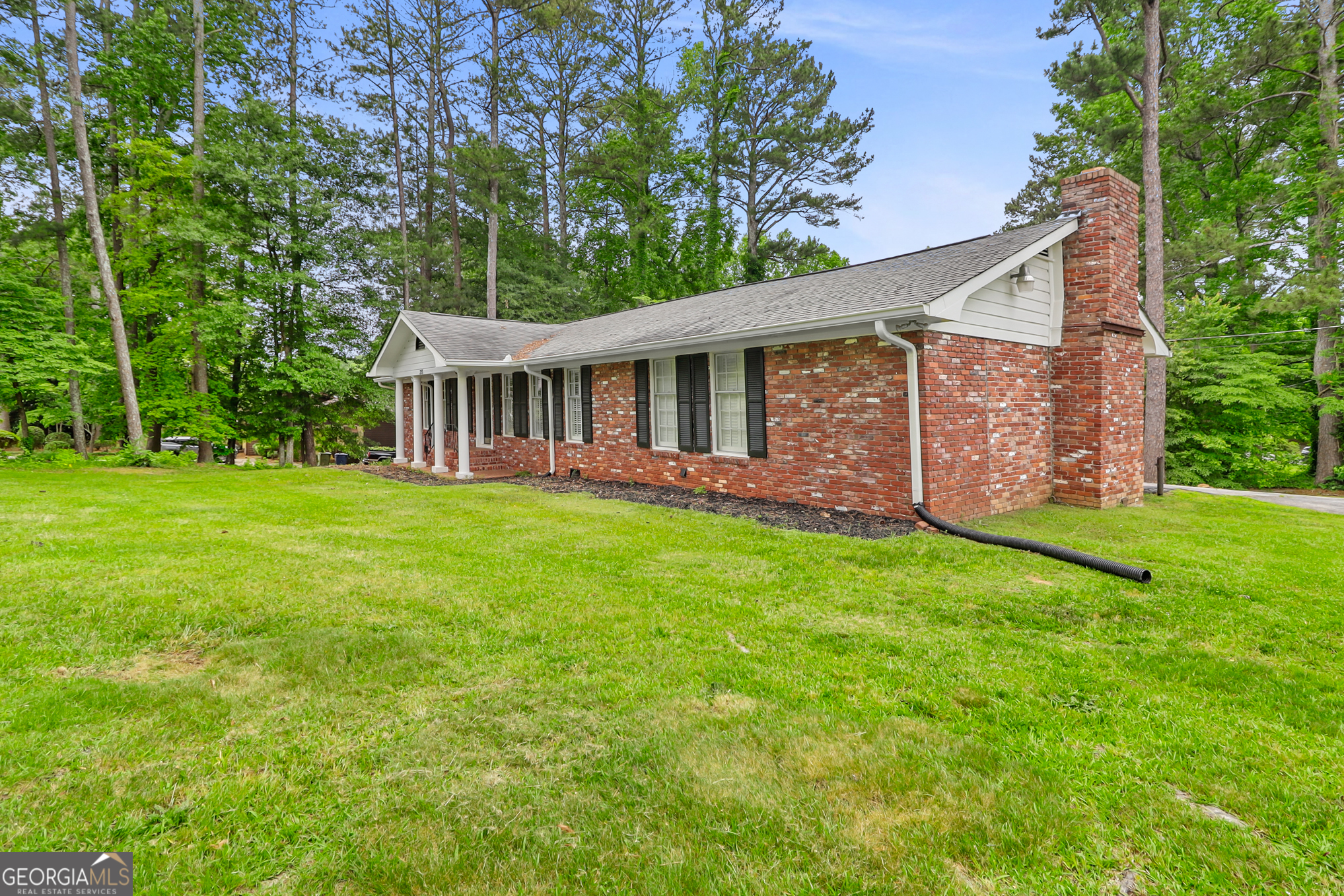 Photo 3 of 29 of 320 Almon RD house