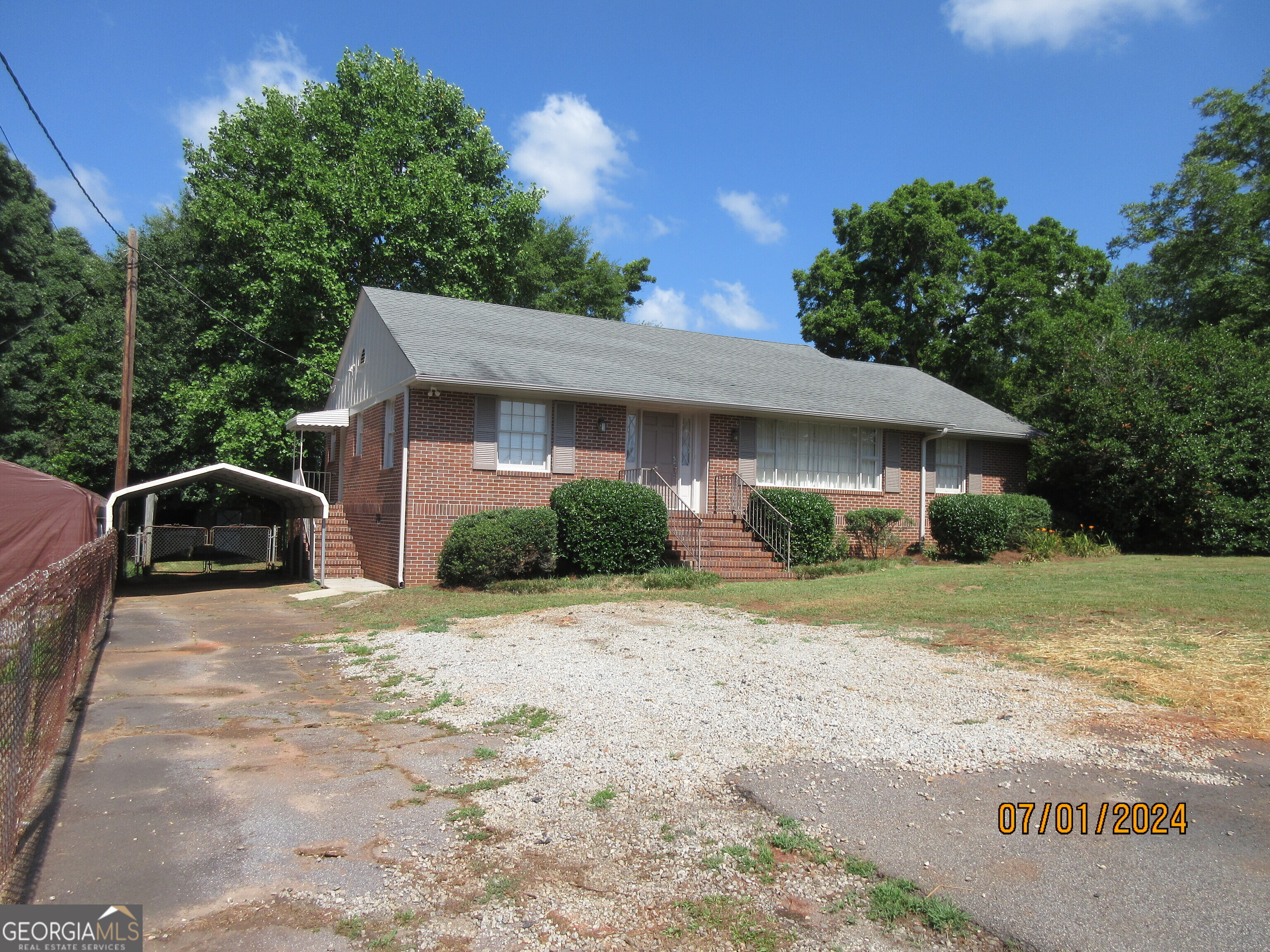 Photo 2 of 17 of 501 Carver RD house