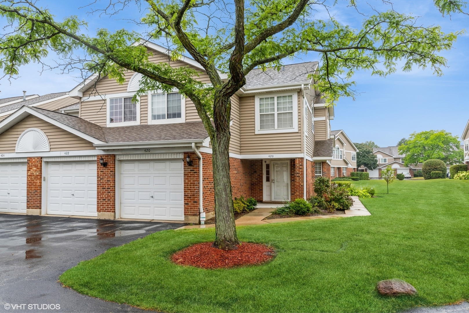 Photo 2 of 11 of 422 W Happfield Drive townhome