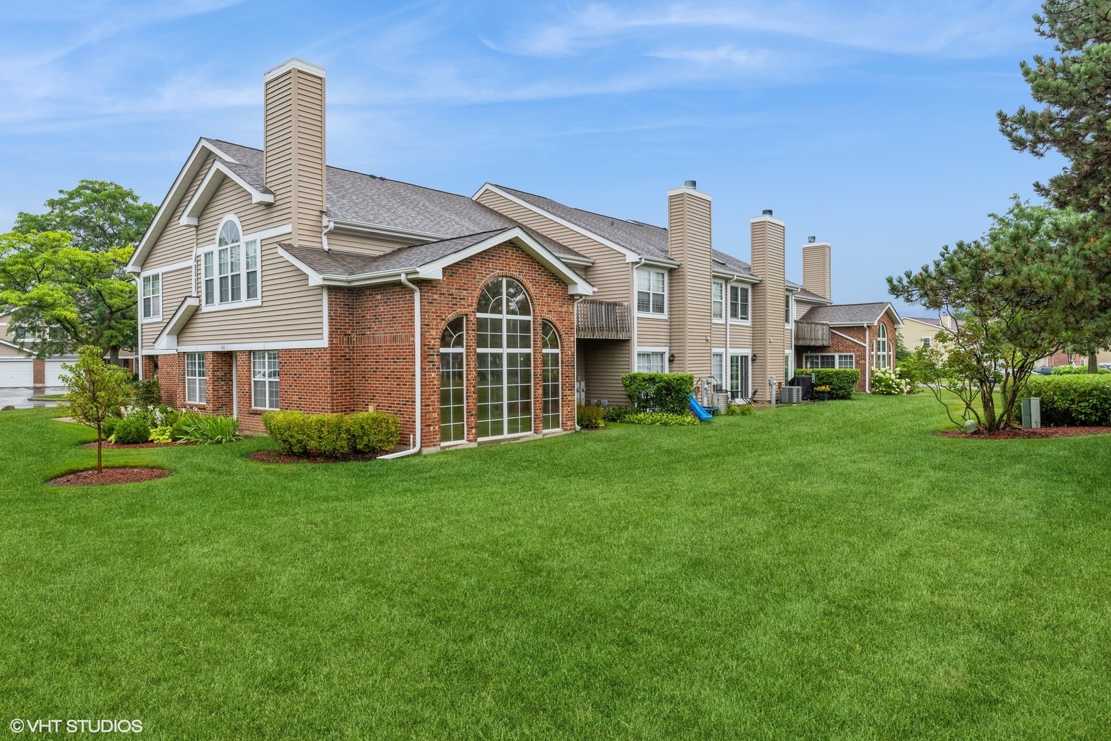 Photo 3 of 11 of 422 W Happfield Drive townhome