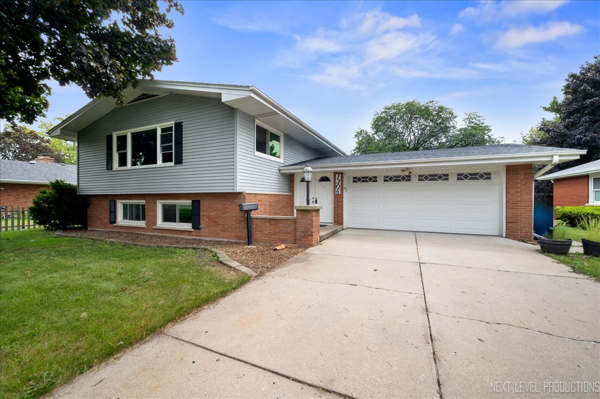 Photo 3 of 31 of 1306 W Illinois Avenue house