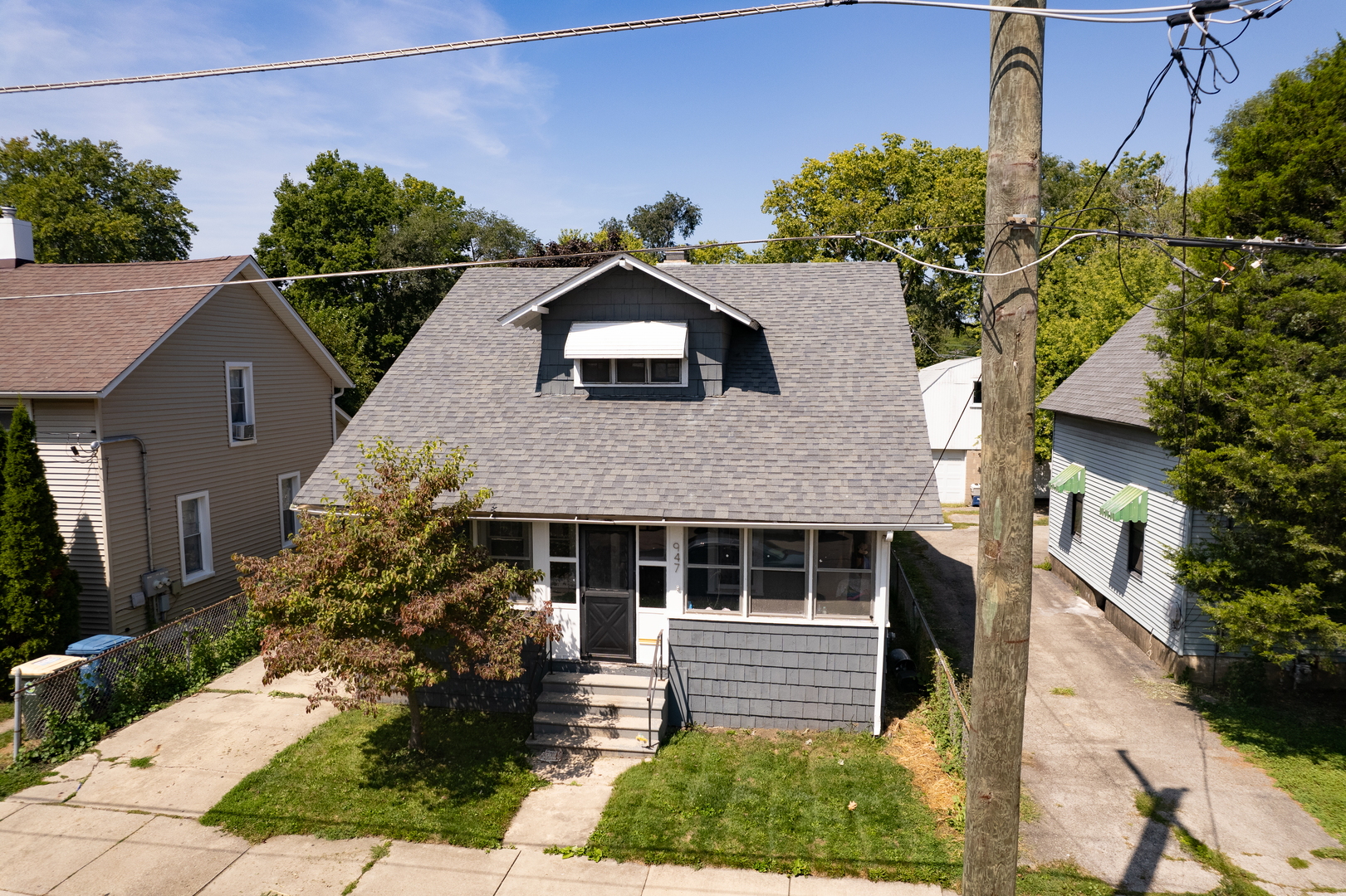 Photo 2 of 12 of 947 Oliver Avenue house