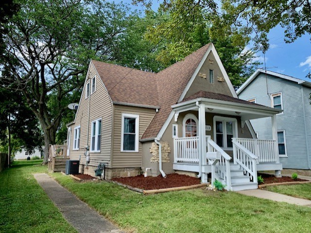 Photo 2 of 10 of 712 Mountain Street house