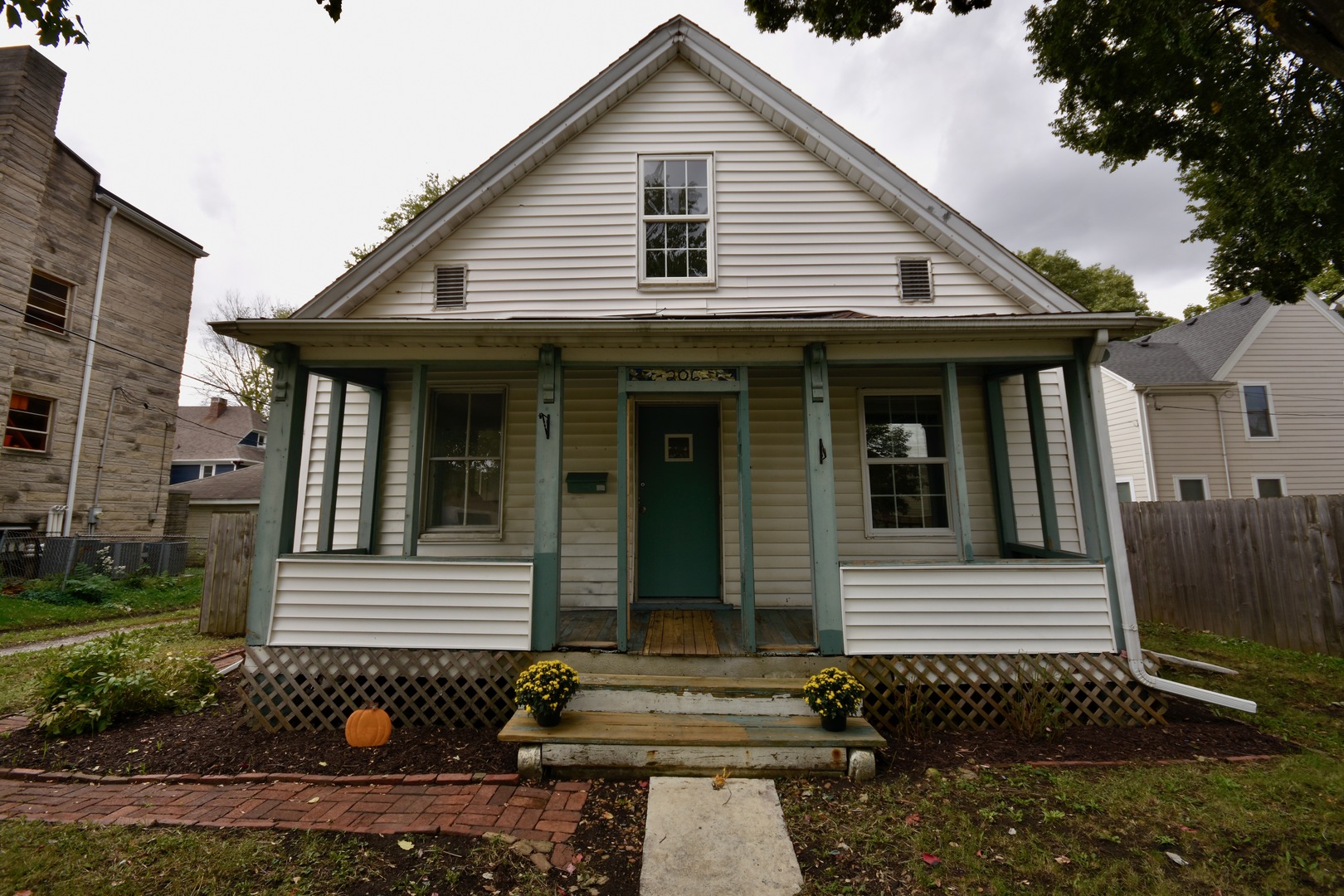 Photo 4 of 46 of 206 N Mason Street house