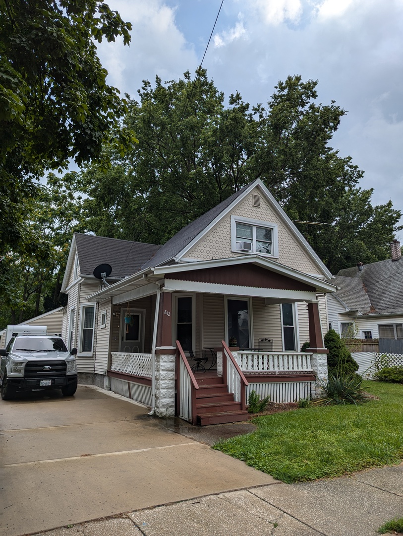 Photo 1 of 24 of 812 W Oakland Avenue house